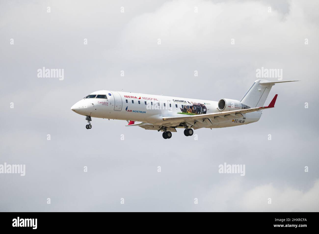 Der Mitsubishi CRJ-200ER Iberia Air Nostrum - ein Passagierflugzeug am Himmel in der Nähe des Flughafens Barcelona Stockfoto