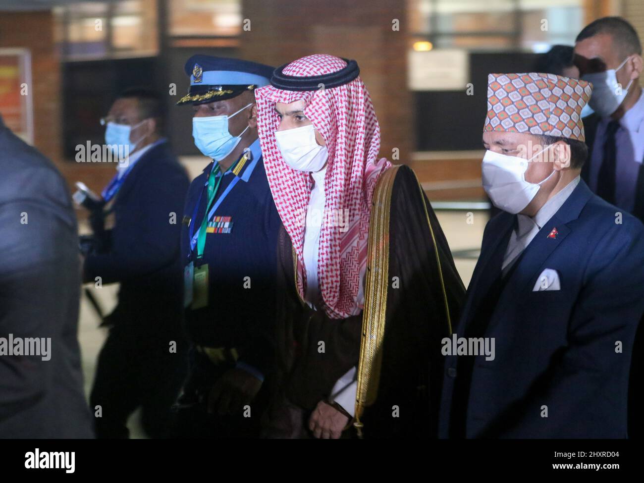 Kathmandu, NE, Nepal. 14. März 2022. Der Außenminister Saudi-Arabiens, Prinz Faisal bin Farhan Al Saud, kommt am 14. März 2022 zu einem zweitägigen offiziellen Besuch am internationalen Flughafen von Tribhuvan in Kathmandu, Nepal, an. (Bild: © Aryan Dhimal/ZUMA Press Wire) Stockfoto