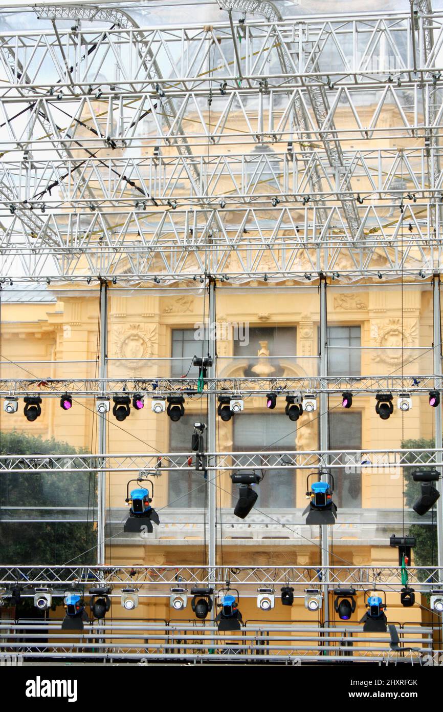 Aufnahme von vielen Scheinwerfern, die die Bühne eines Konzerts beleuchten Stockfoto