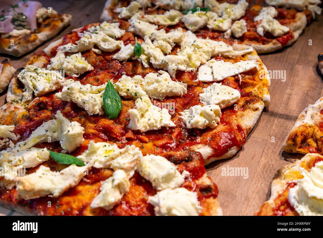 Scheiben margherita Sauerteig-Pizza mit Mozzarella im Aromi Sizilianischen Restaurant, Cambridge, Cambridgeshire, Großbritannien Stockfoto