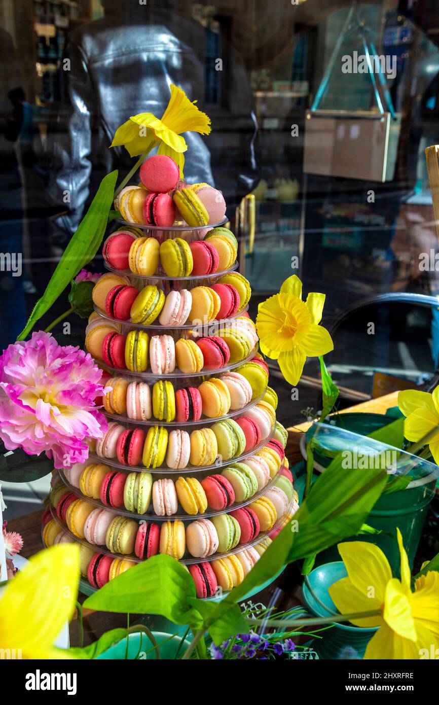 Turm der bunten Makronen im Fitzbillies Cafe in Cambridge, Großbritannien Stockfoto