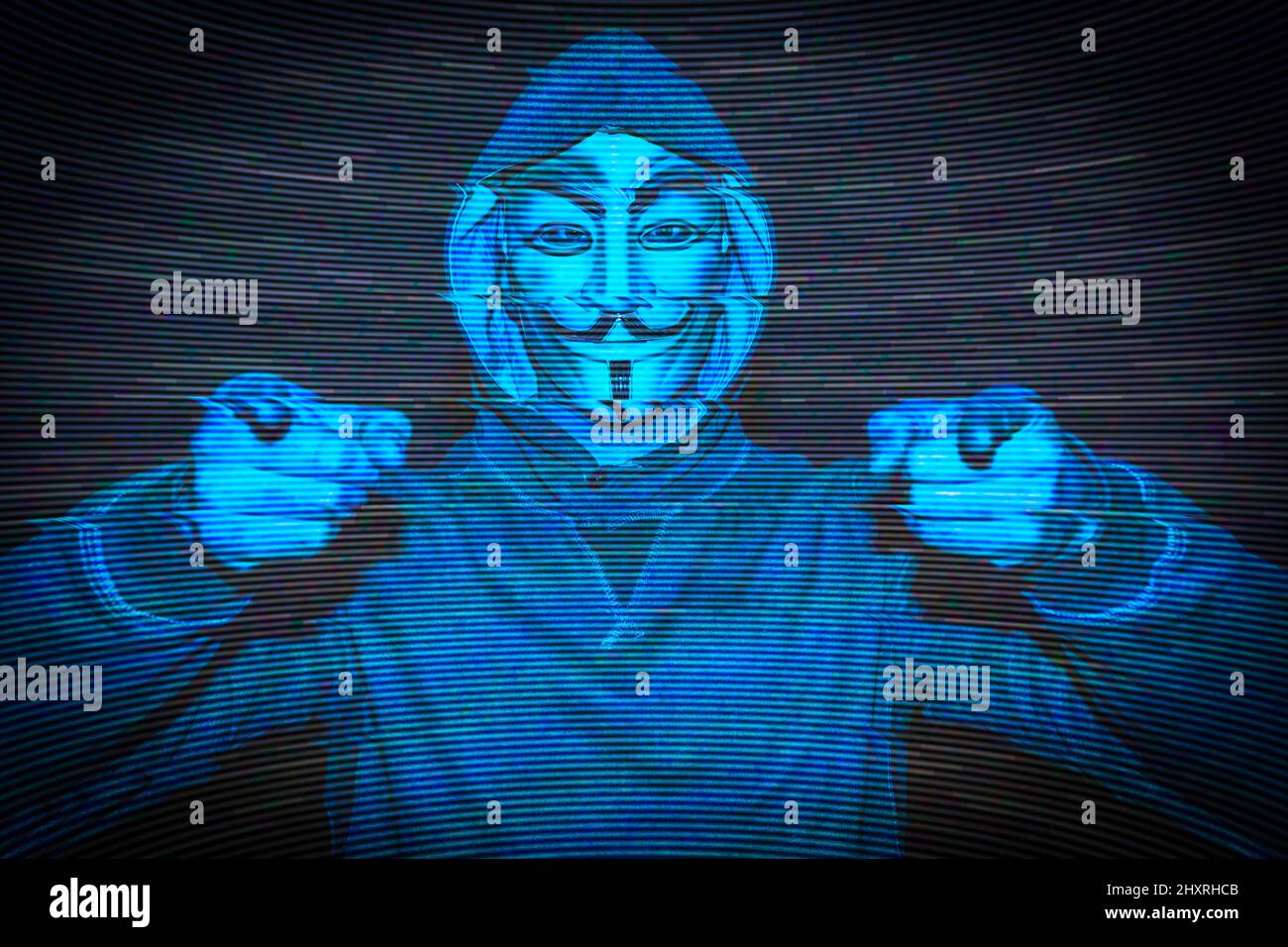 Mailand, Italien. 14. März 2022. Mann mit einer Maske aus der dezentralen Gruppe anonymer Aktivisten im fernsehen. Stockfoto