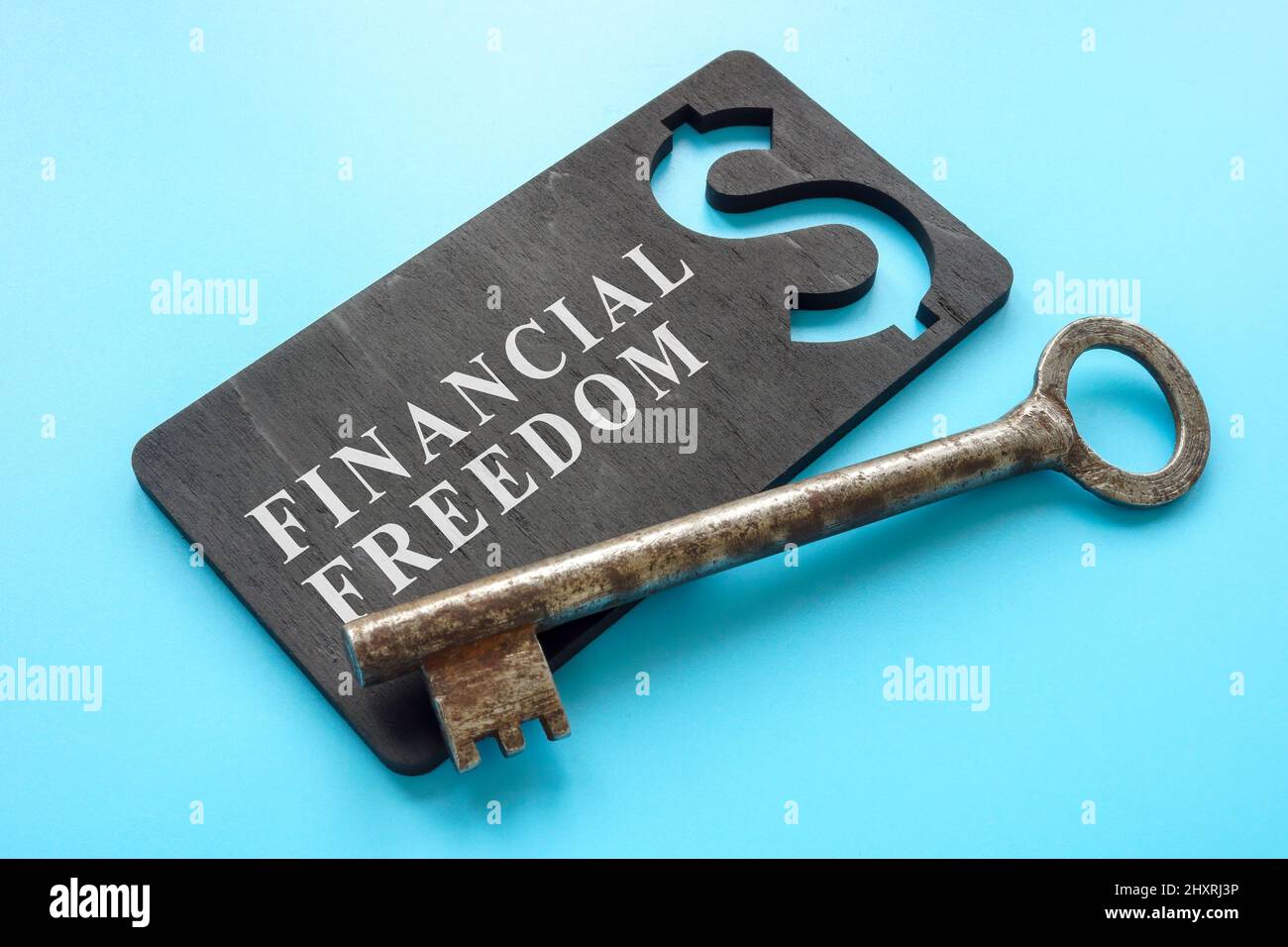 Finanzielle Freiheit Zeichen und alten Metallschlüssel als Symbol. Stockfoto