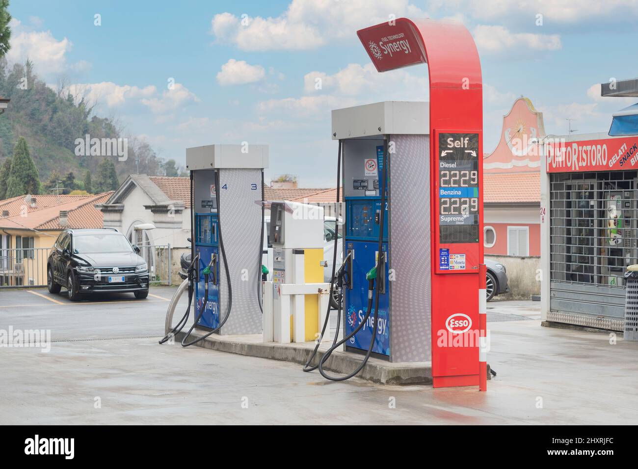 Carrara, Italien - 14. März 2022 - kleine Esso-Tankstelle mit Diesel- und Benzinpreisen über 2 Euro Stockfoto