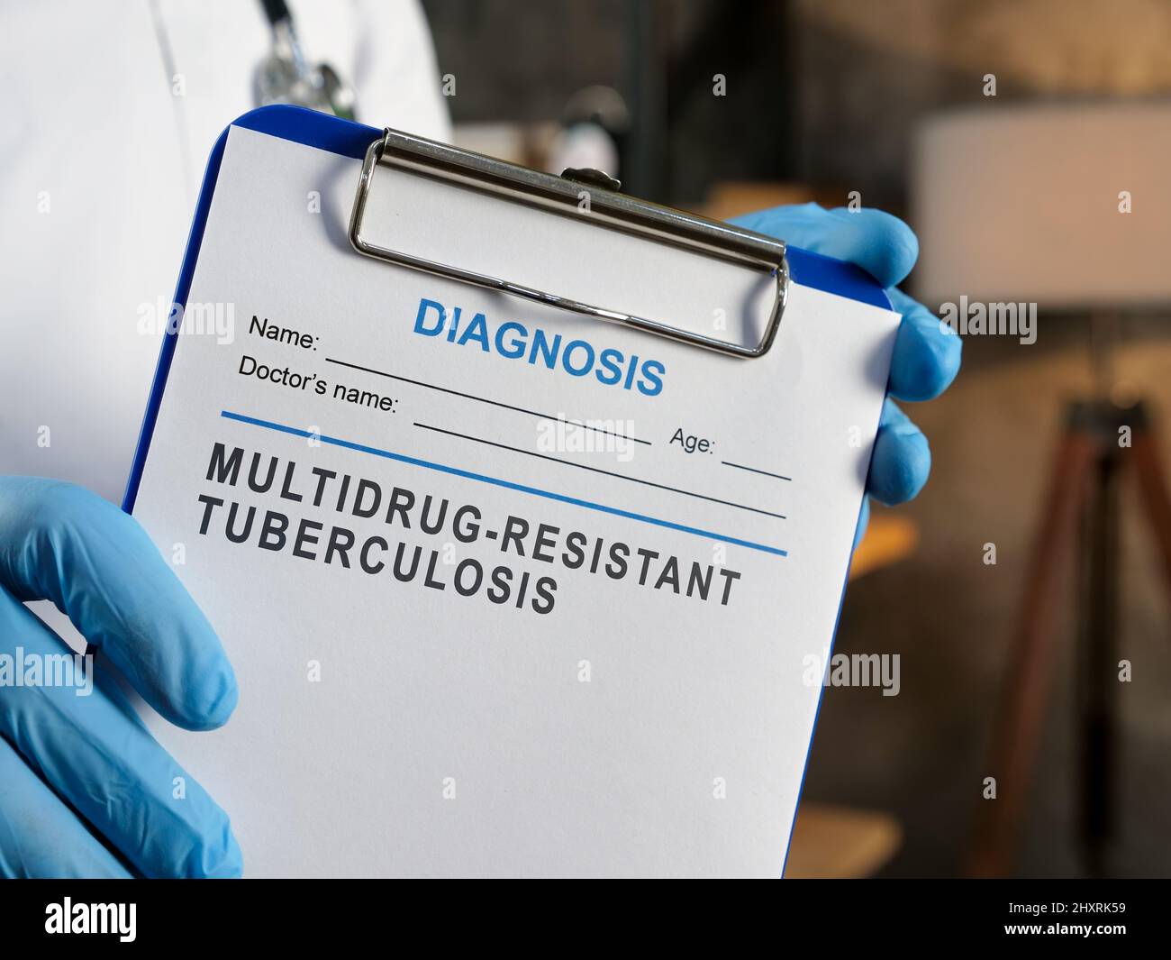 Arzt zeigt Diagnose multiresistente Tuberkulose MDR TB. Stockfoto