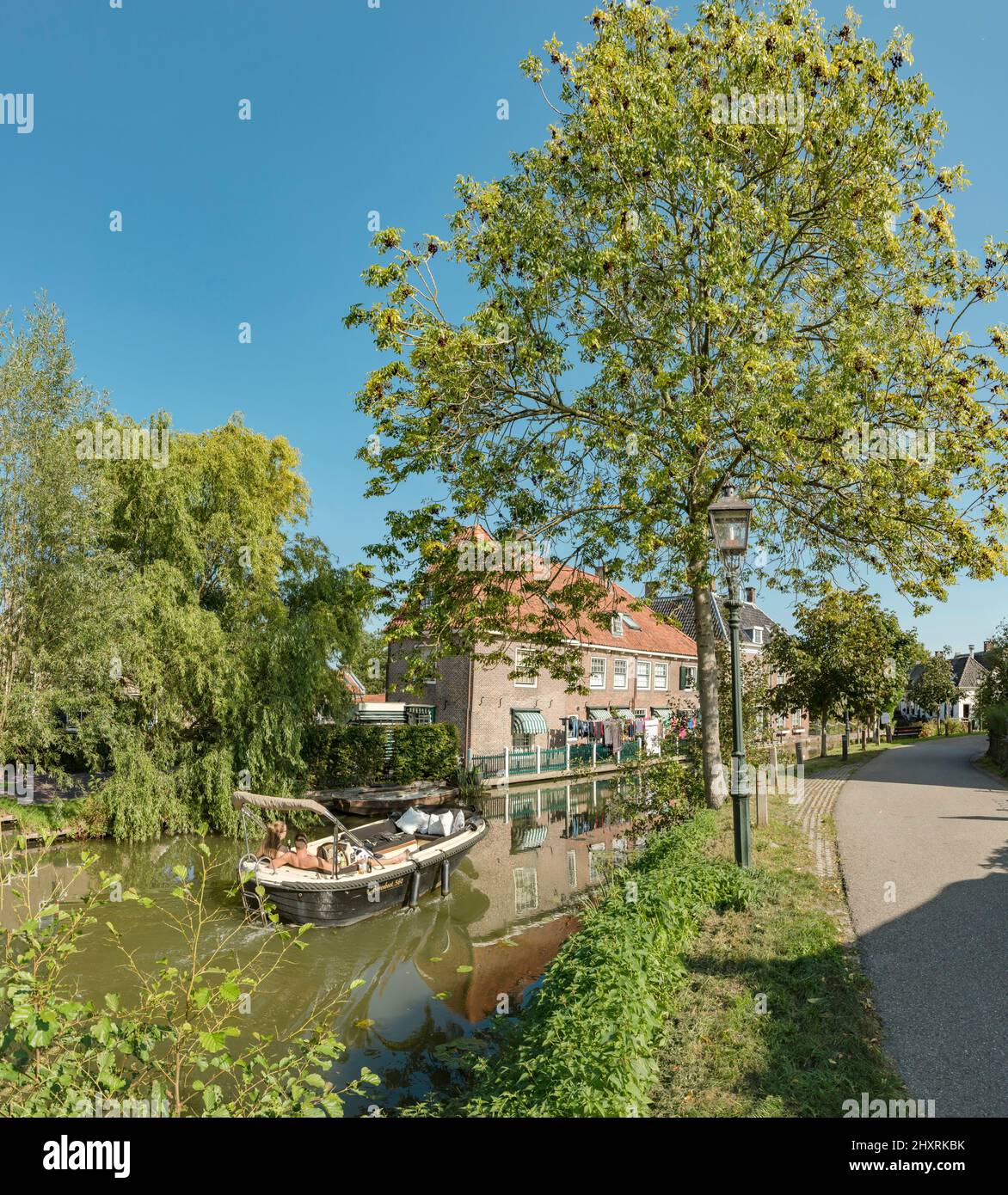 Häuser am Ufer eines Kanals, Linschoten, Utrecht, Niederlande *** Ortsüberschrift *** Stadt, Dorf, Wasser, Bäume, Sommer, Menschen, Schiffe, Boot, Moto Stockfoto