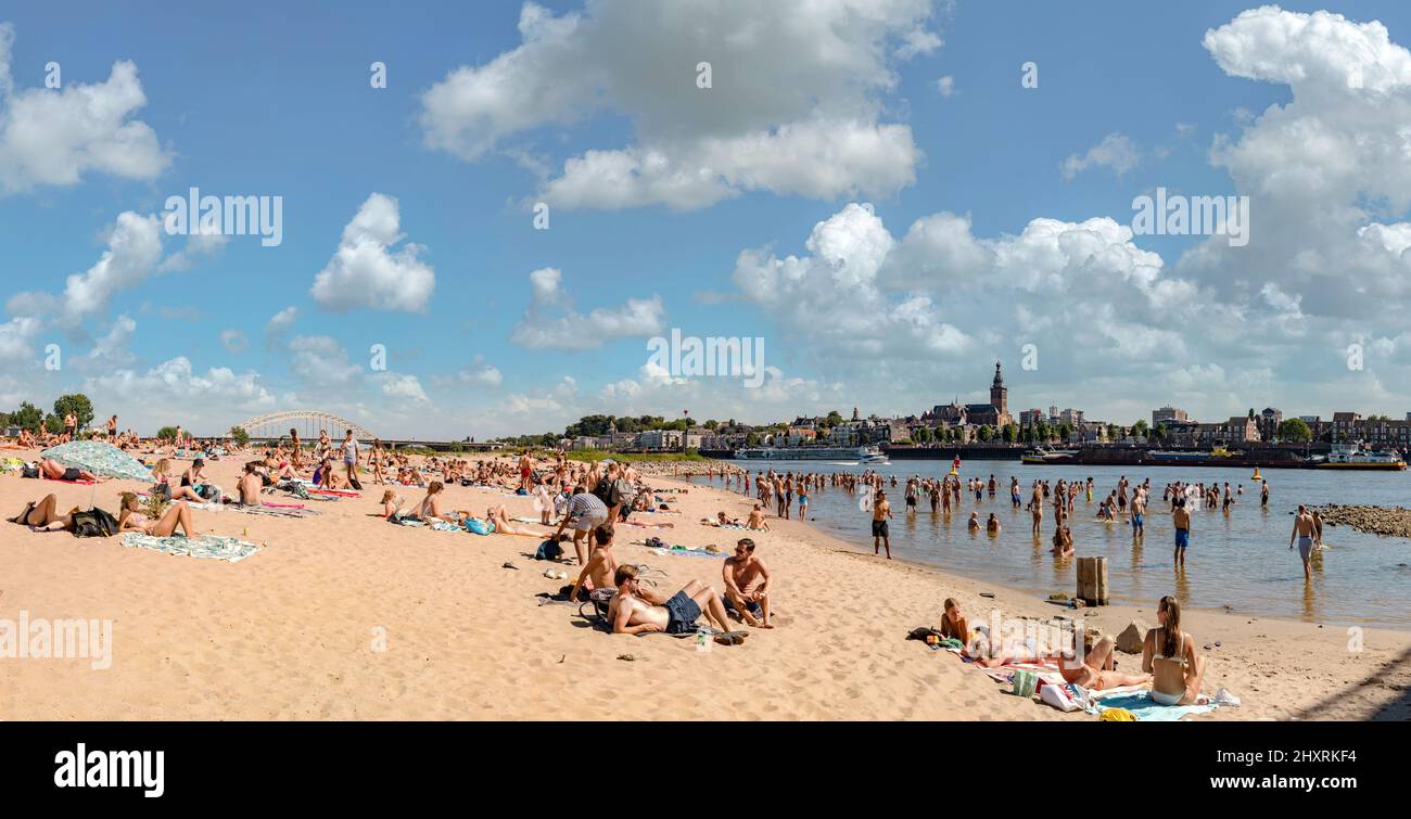 Strand am Fluss Waal, Nijmegen, Gelderland, Niederlande *** Ortsüberschrift *** Stadt, Dorf, Wasser, Sommer, Strand, Menschen, Schiffe, Boot, Wolken, Stockfoto