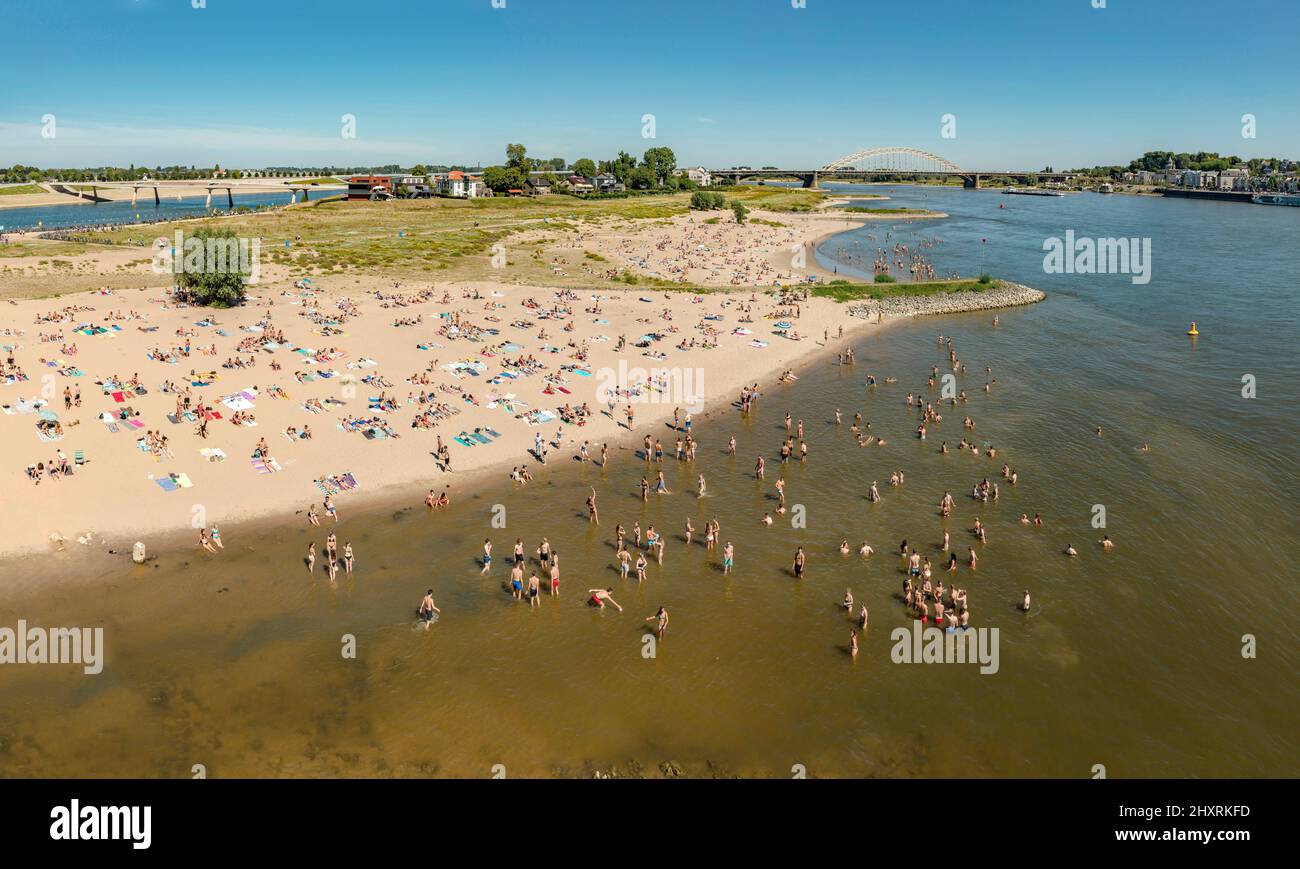 Strand am Fluss Waal, Nijmegen, Gelderland, Niederlande *** Ortsüberschrift *** Stadt, Dorf, Wasser, Sommer, Strand, Menschen, Schiffe, Boote, Stockfoto