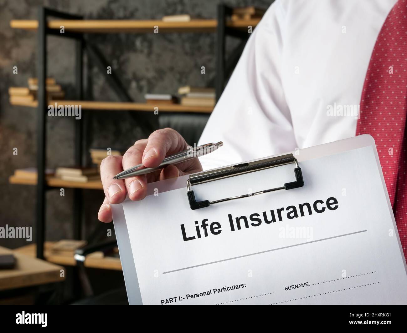 Der Versicherer bietet an, eine Lebensversicherung zu unterzeichnen. Stockfoto