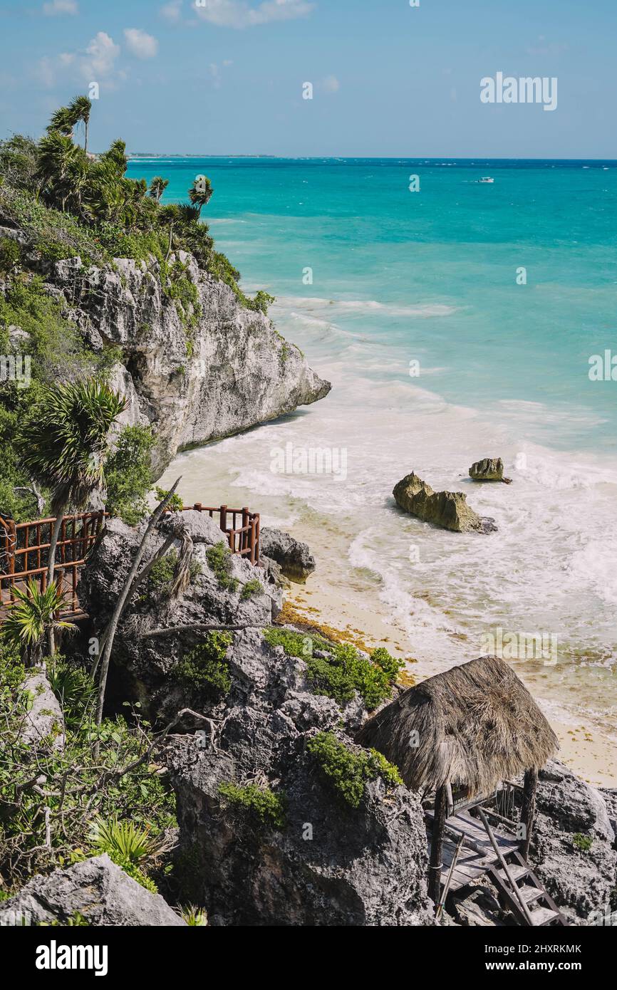 Landschaft eines karibischen Strands mit Wellen und Schaum Stockfoto