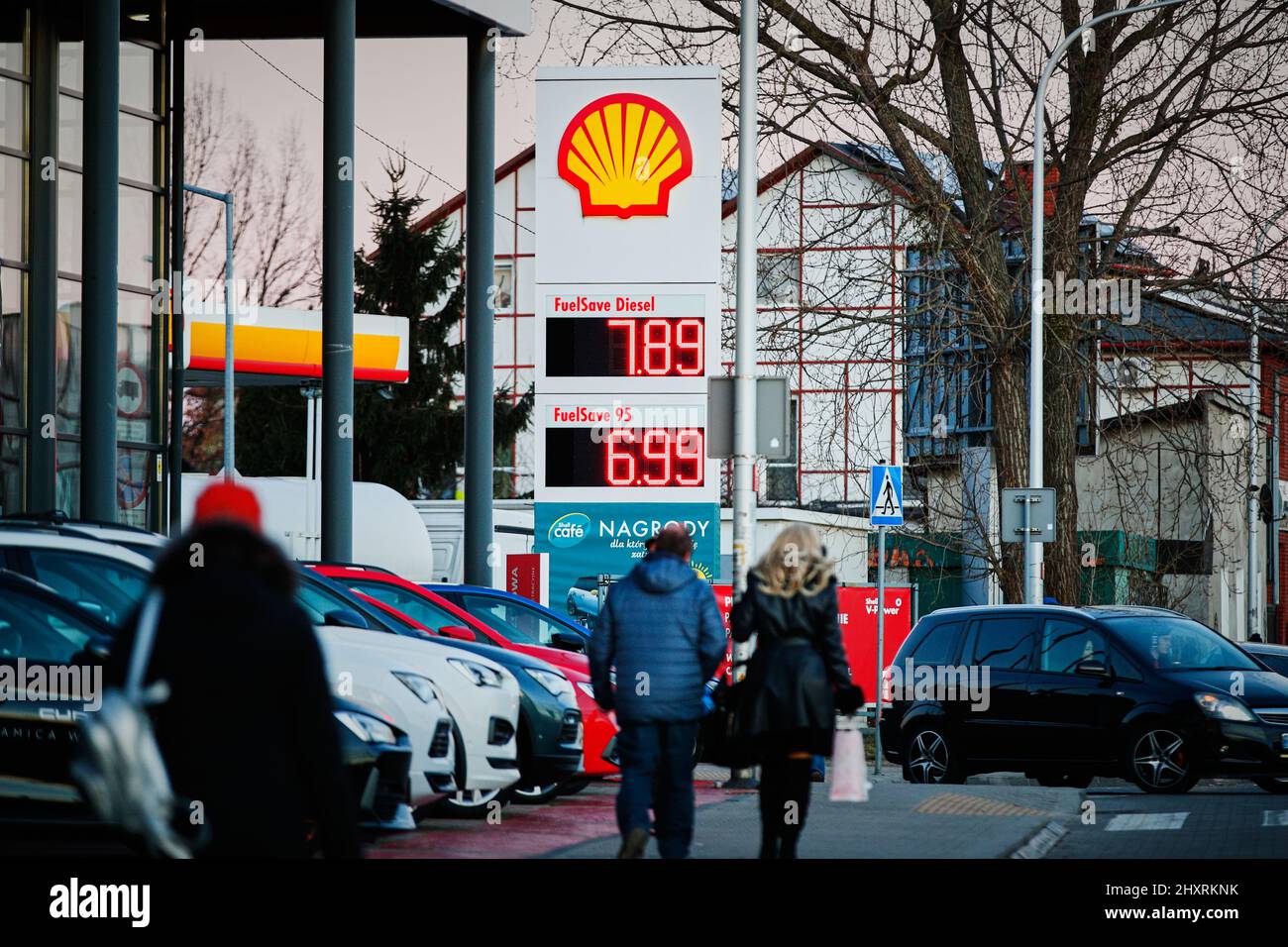 Warschau, Polen. 10. März 2022. Die Preise für Dieselkraftstoff und normalen Kraftstoff werden am 10. März 2022 an einer Shell-Tankstelle in Warschau, Polen, ausgeschrieben. Quelle: SIPA USA/Alamy Live News Stockfoto