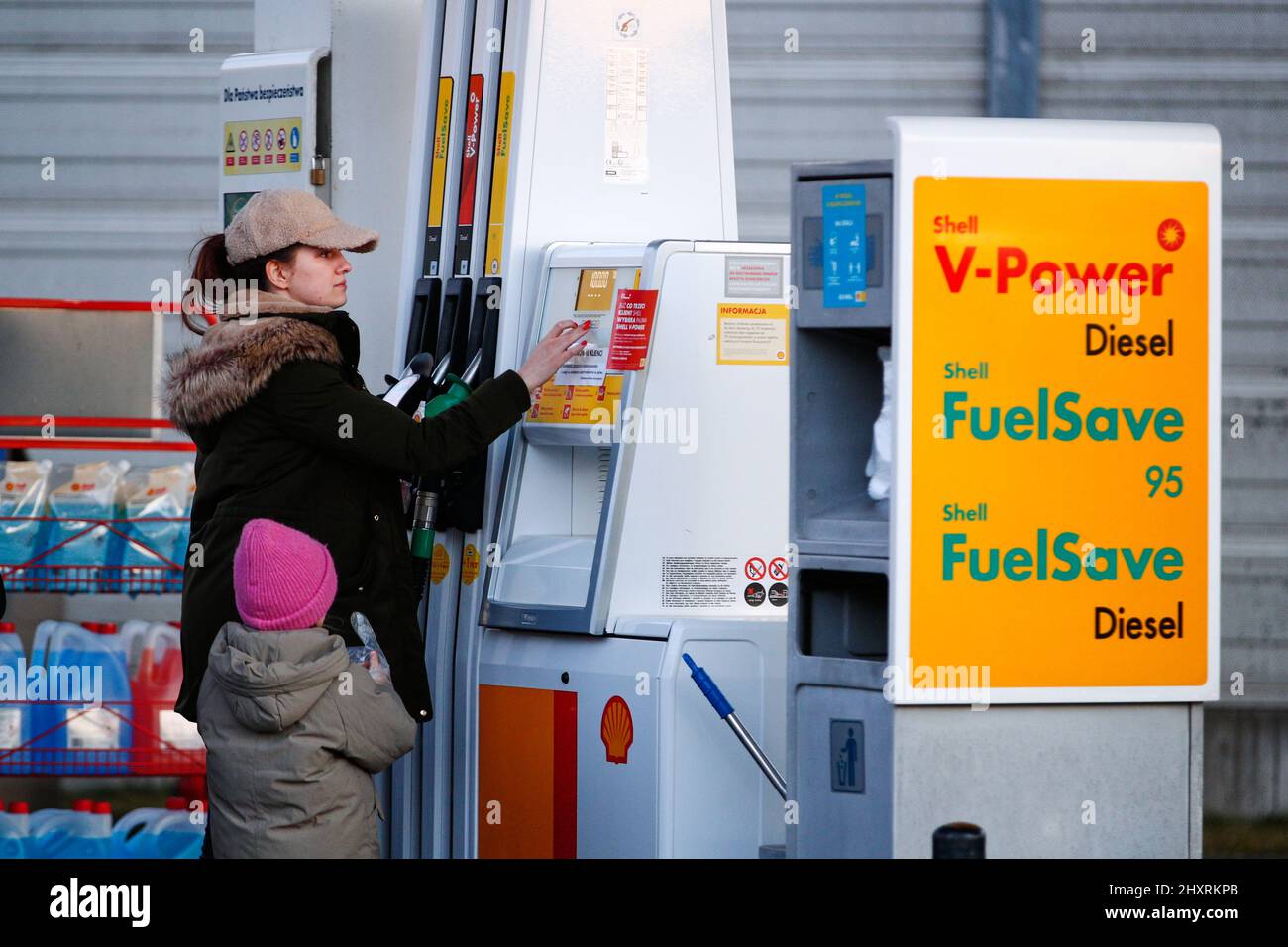 Warschau, Polen. 10. März 2022. Am 10. März 2022 wird eine Frau an einer Shell-Tankstelle in Warschau, Polen, gesehen. (Foto von Jaap Arriens/Sipa USA) Quelle: SIPA USA/Alamy Live News Stockfoto