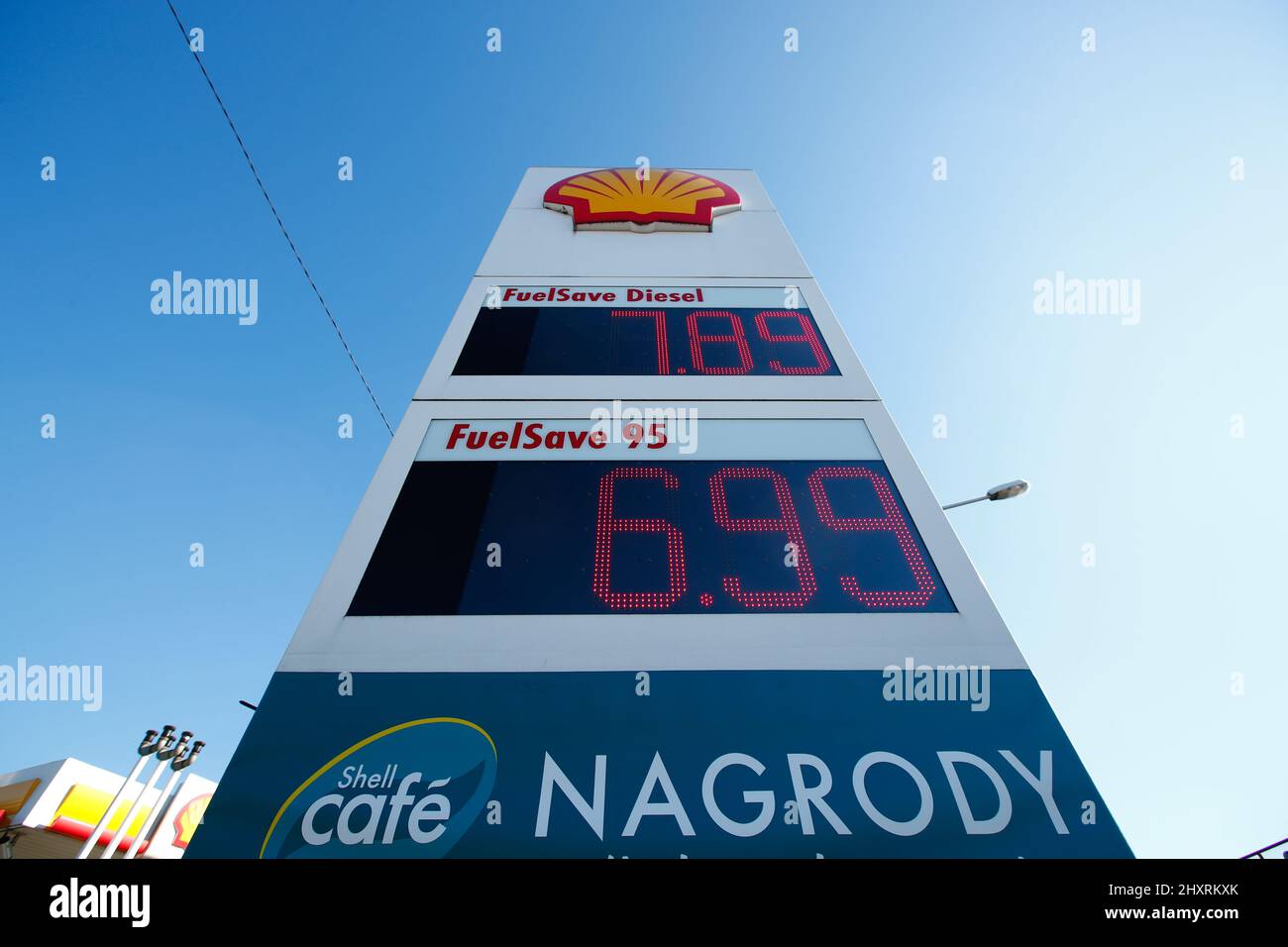 Warschau, Polen. 10. März 2022. Die Preise für Dieselkraftstoff und normalen Kraftstoff werden am 10. März 2022 an einer Shell-Tankstelle in Warschau, Polen, ausgeschrieben. (Foto von Jaap Arriens/Sipa USA) Quelle: SIPA USA/Alamy Live News Stockfoto