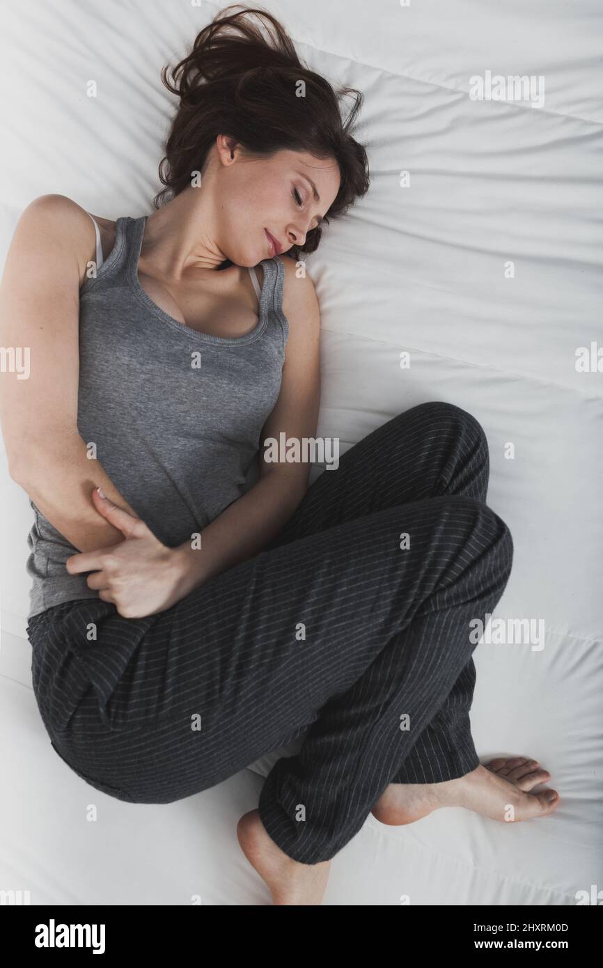 Junge Frau mit PMS-Schmerzen Stockfoto