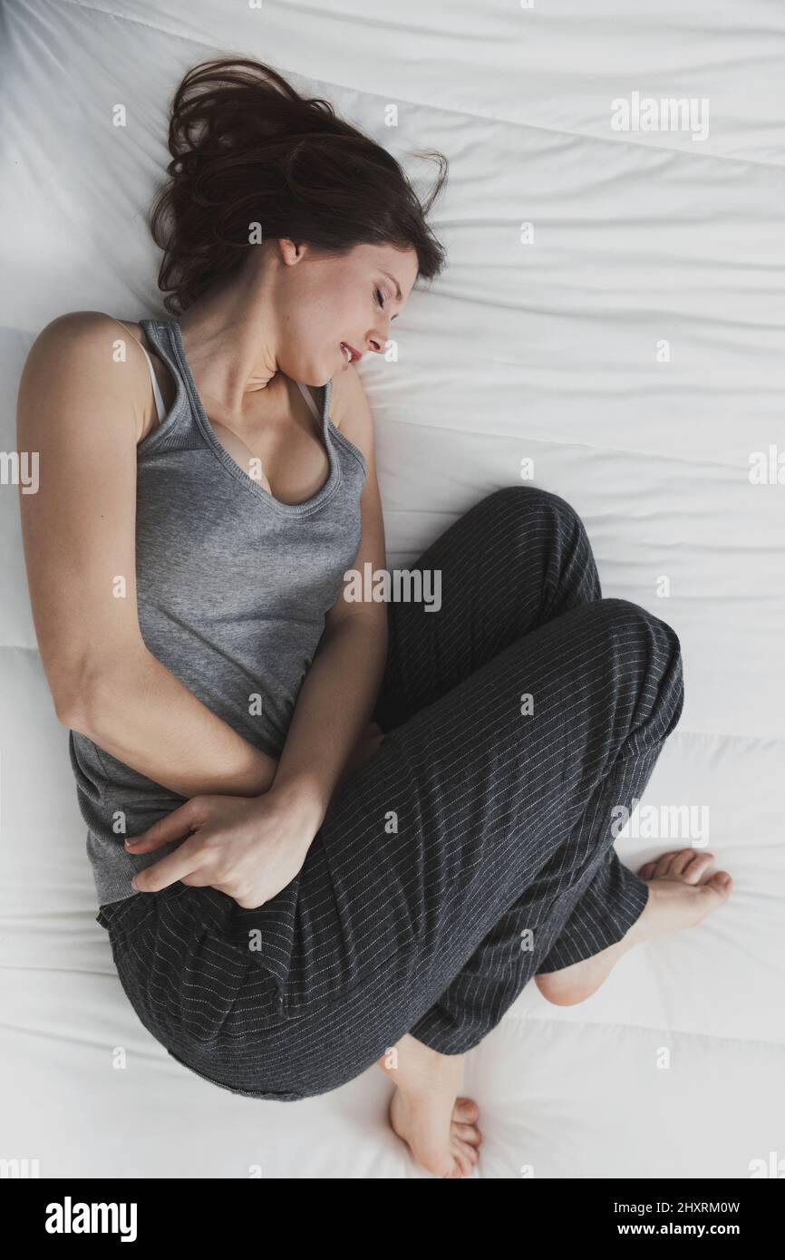 Junge Frau mit PMS-Schmerzen Stockfoto