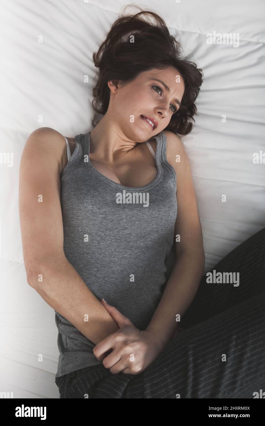 Junge Frau mit PMS-Schmerzen Stockfoto