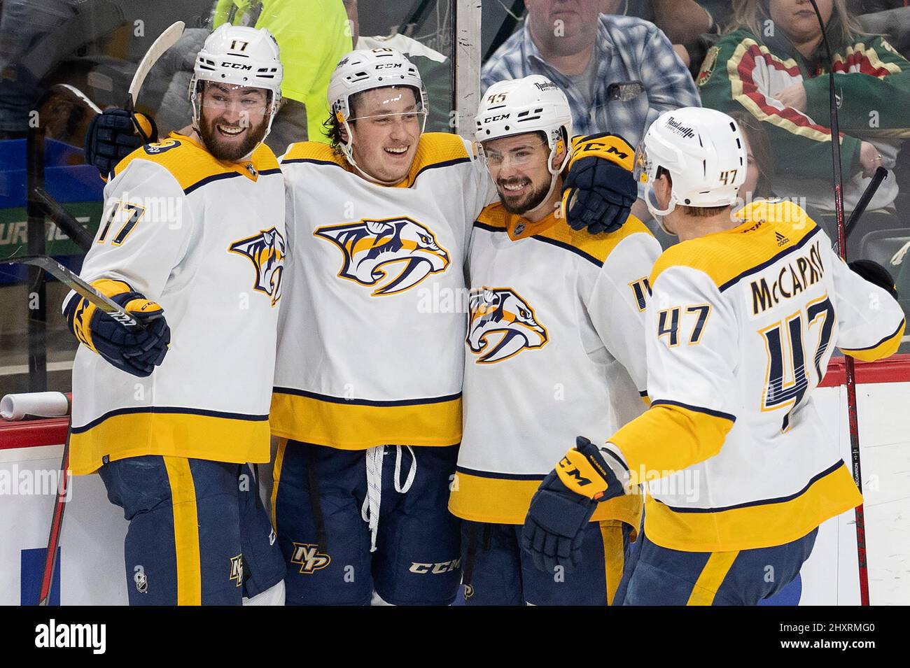 Philip Tomasino (26) von den Nashville Predators feiert am Sonntag, den 13. März 2022, im Xcel Energy Center in St. Paul, Minnesota, ein Tor mit Teamkollegen in der zweiten Periode gegen die Minnesota Wild. (Foto von Carlos Gonzalez/Minneapolis Star Tribune/TNS/Sipa USA) Stockfoto