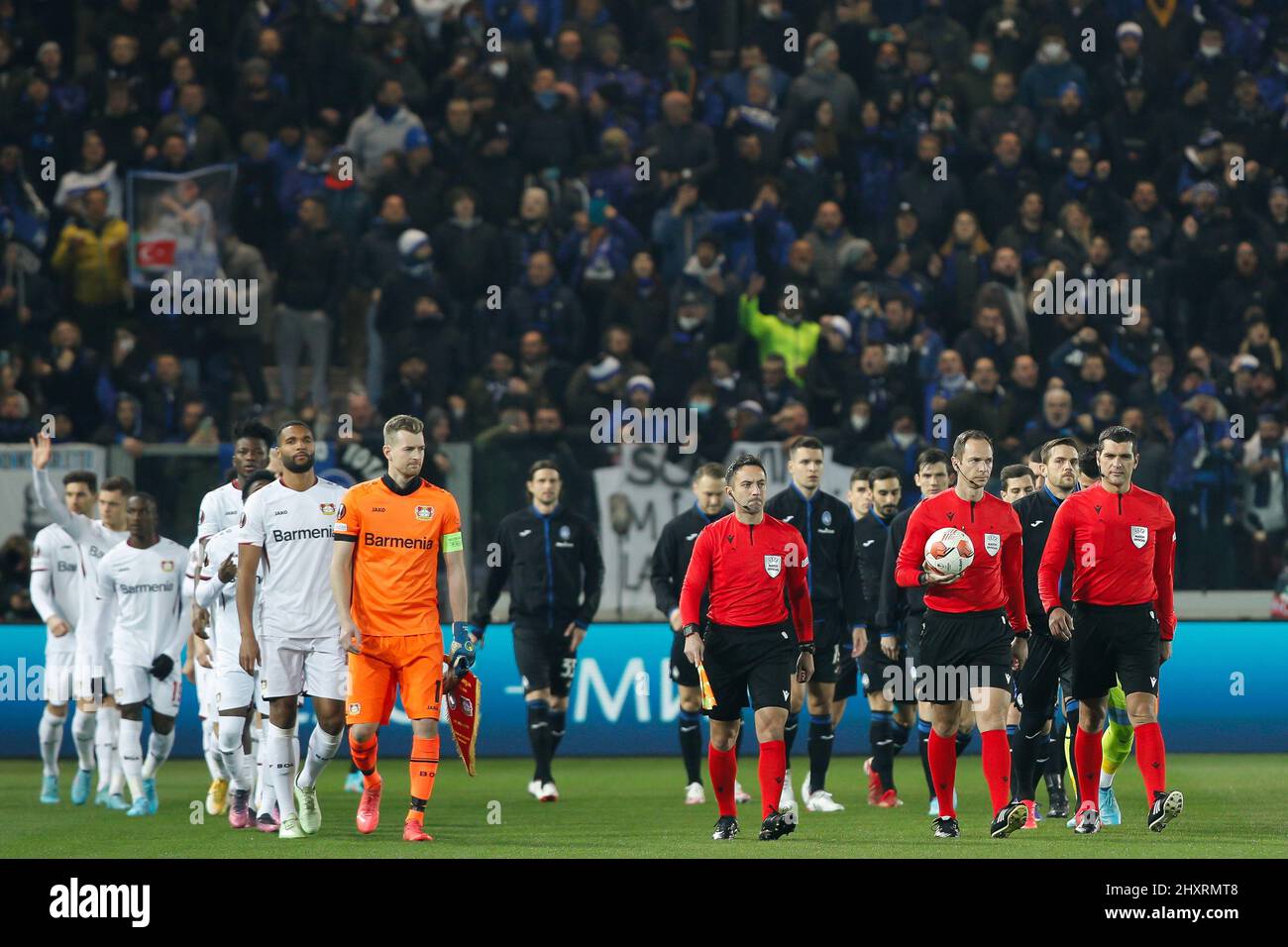 Bergamo, Italien. 10. März 2022. Italien, Bergamo, 10 2022. märz: Mannschaften treten beim Fußballspiel ATALANTA gegen BAYER LEVERKUSEN in den Mittelpunkt und ziehen zum Mittelfeld, last16 1.-Bein-Europaliga 2021-2022, Gewiss-Stadion (Bildnachweis: © MGC/Pacific Press via ZUMA Press Wire) Stockfoto