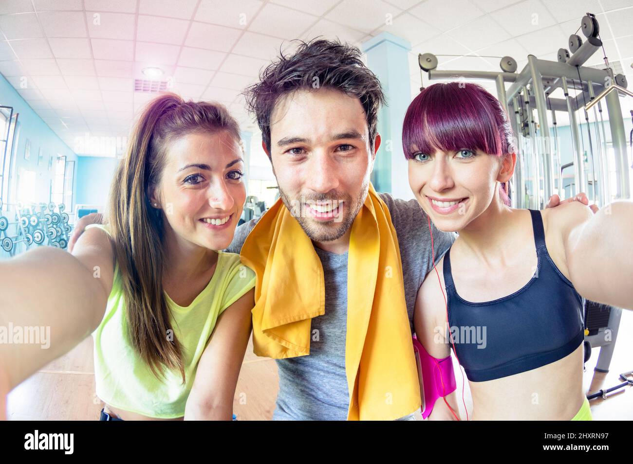 Happy Active friends Trio beim Selfie im Fitnessstudio Studio Center - Sportliche Menschen bereit für die Fitness-Zeit - gesunder Lebensstil und Sportkonzept - S Stockfoto