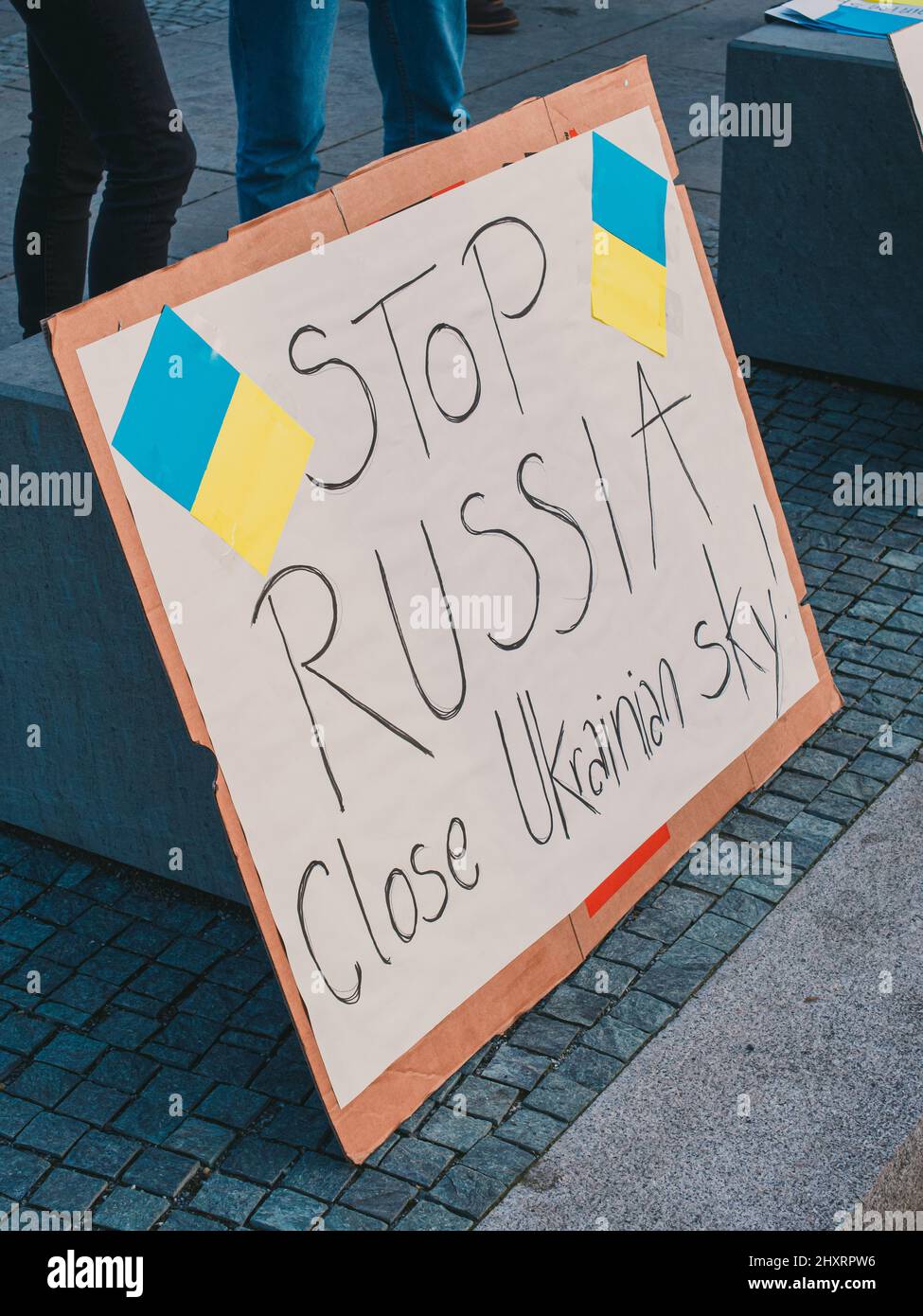 Ein Plakat auf der Straße zur Unterstützung der Ukraine in Berlin, Deutschland Stockfoto