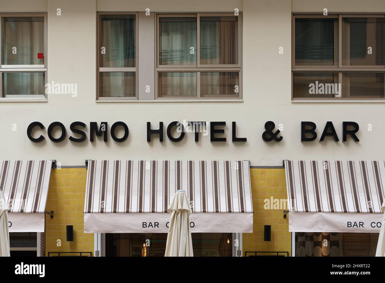 VALENCIA, SPANIEN - 10. MÄRZ 2022: Das Cosmo Hotel and Bar befindet sich in einem renovierten Gebäude im Stadtzentrum Stockfoto