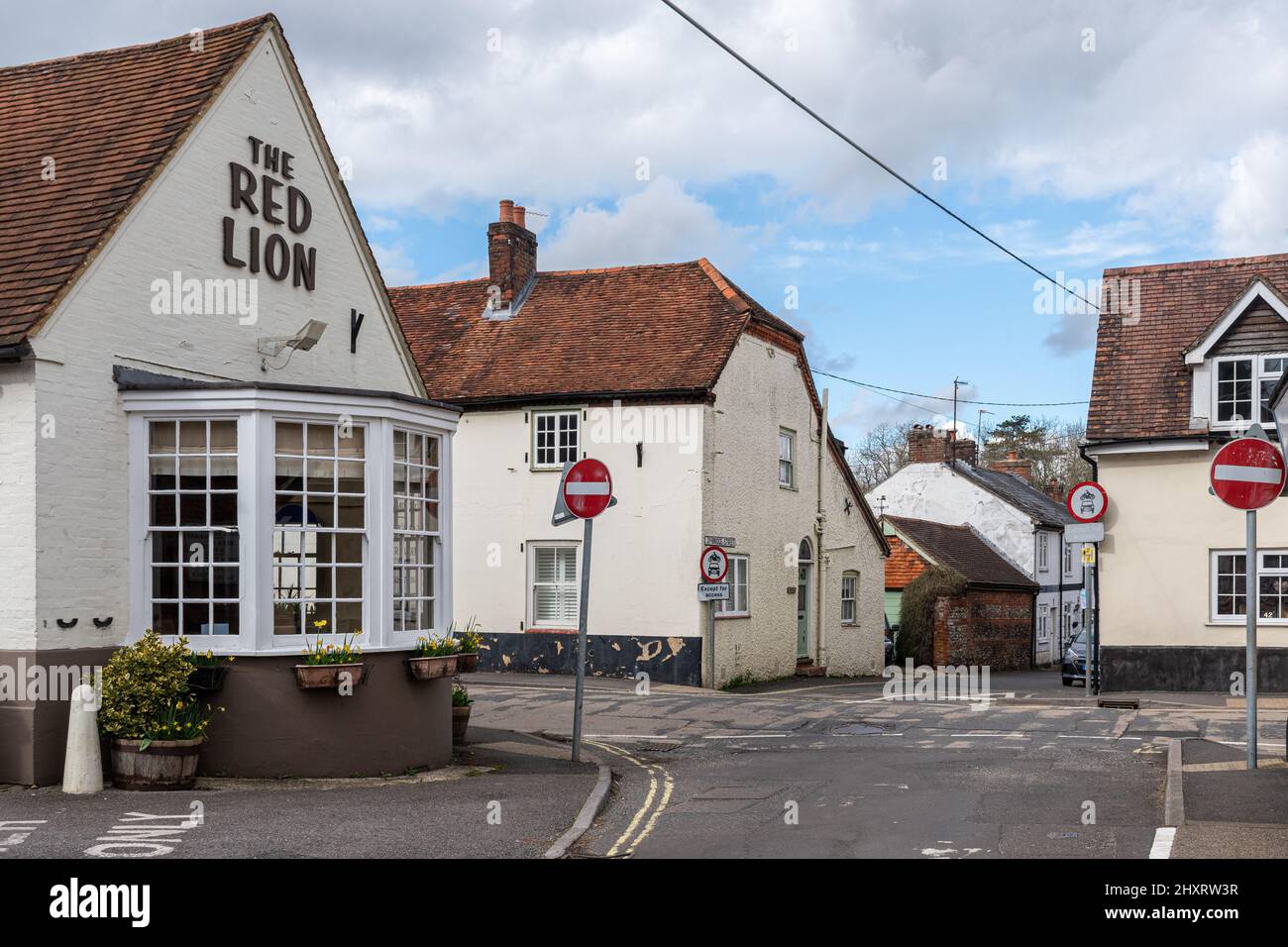 The Red Lion Pub im Zentrum von Overton Village, Hampshire, England, Großbritannien Stockfoto