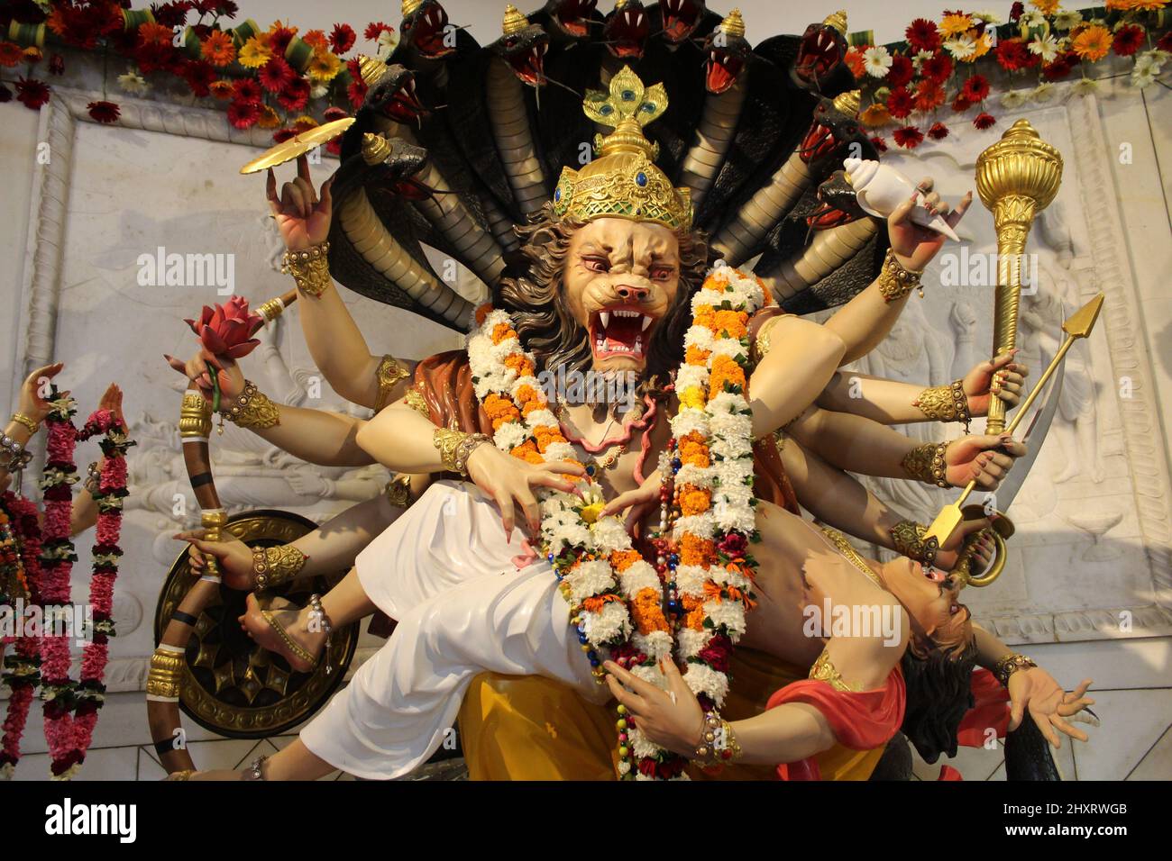 Selektiv von einem Schrein am ISKCON Delhi Hindu-Tempel von Lord Krishna, Neu-Delhi, Indien Stockfoto