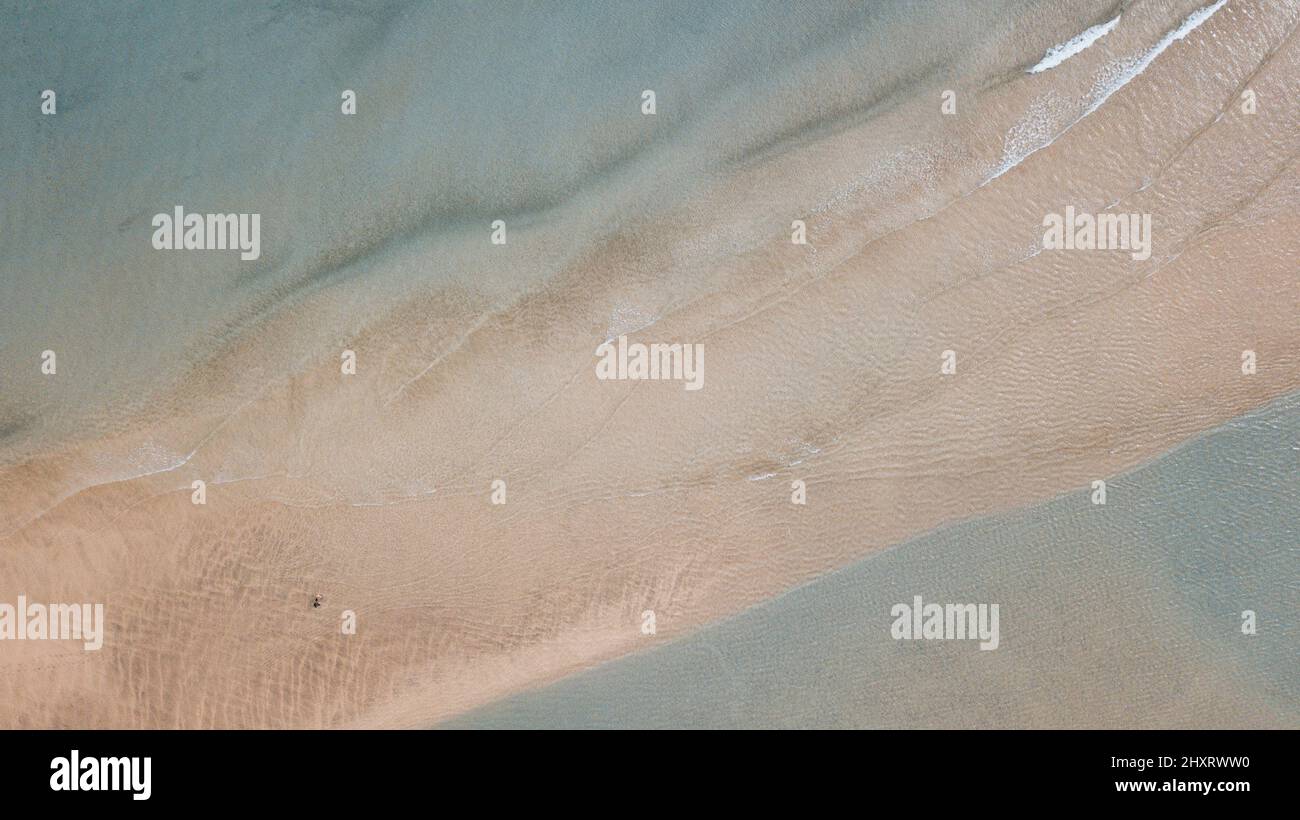 Schöner Strand mit transparentem, sauberem Wasser auf beiden Seiten. Insel Konzept Reiseziel. Landschaftlich schöner Blick auf Meer und Sand. Sommerurlaub Stockfoto