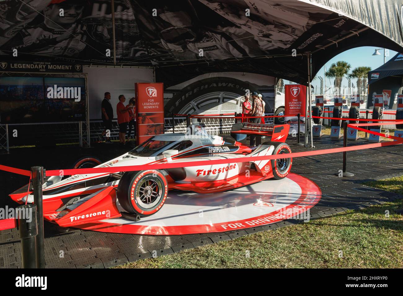 Schönes rotes Dallara DW12 Auto während des Firestone Grand Prix von St. Petersburg, Florida Stockfoto