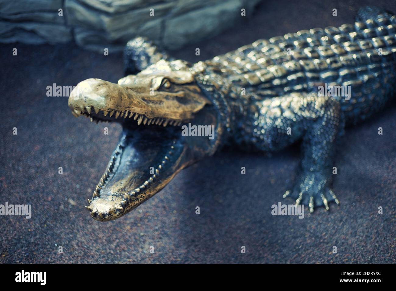 Auswahl einer Krokodilstatue Stockfoto