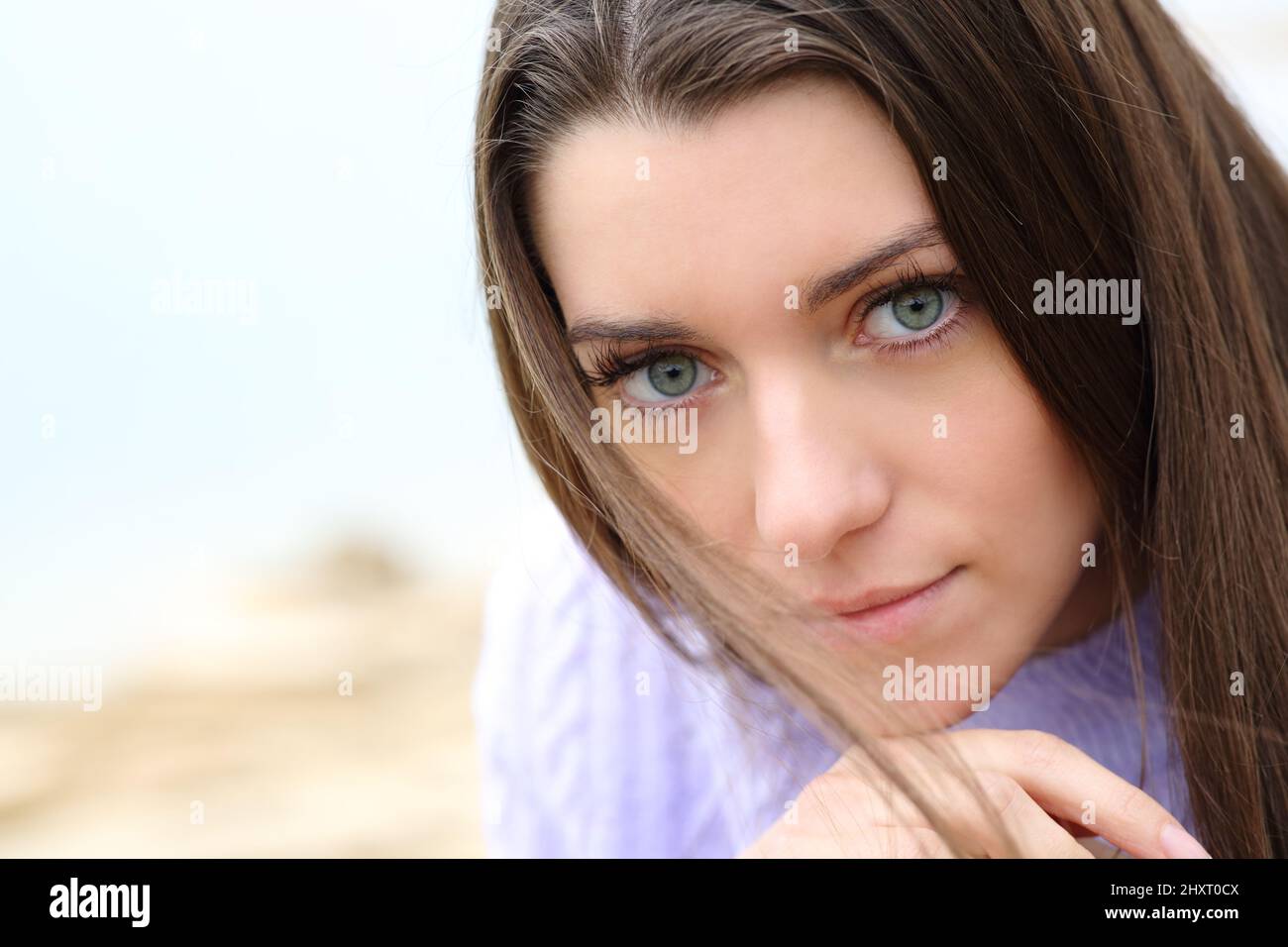Porträt einer Schönheitsfrau mit blauen Augen, die Sie im Freien ansieht Stockfoto