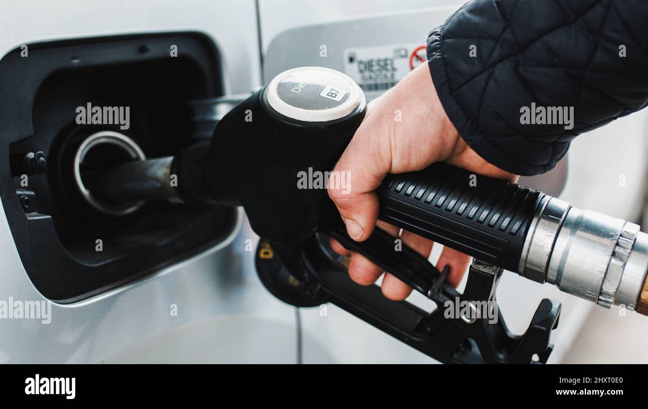 Nahaufnahme der Hand bringt die Kraftstoffpumpe ins Auto Stockfoto