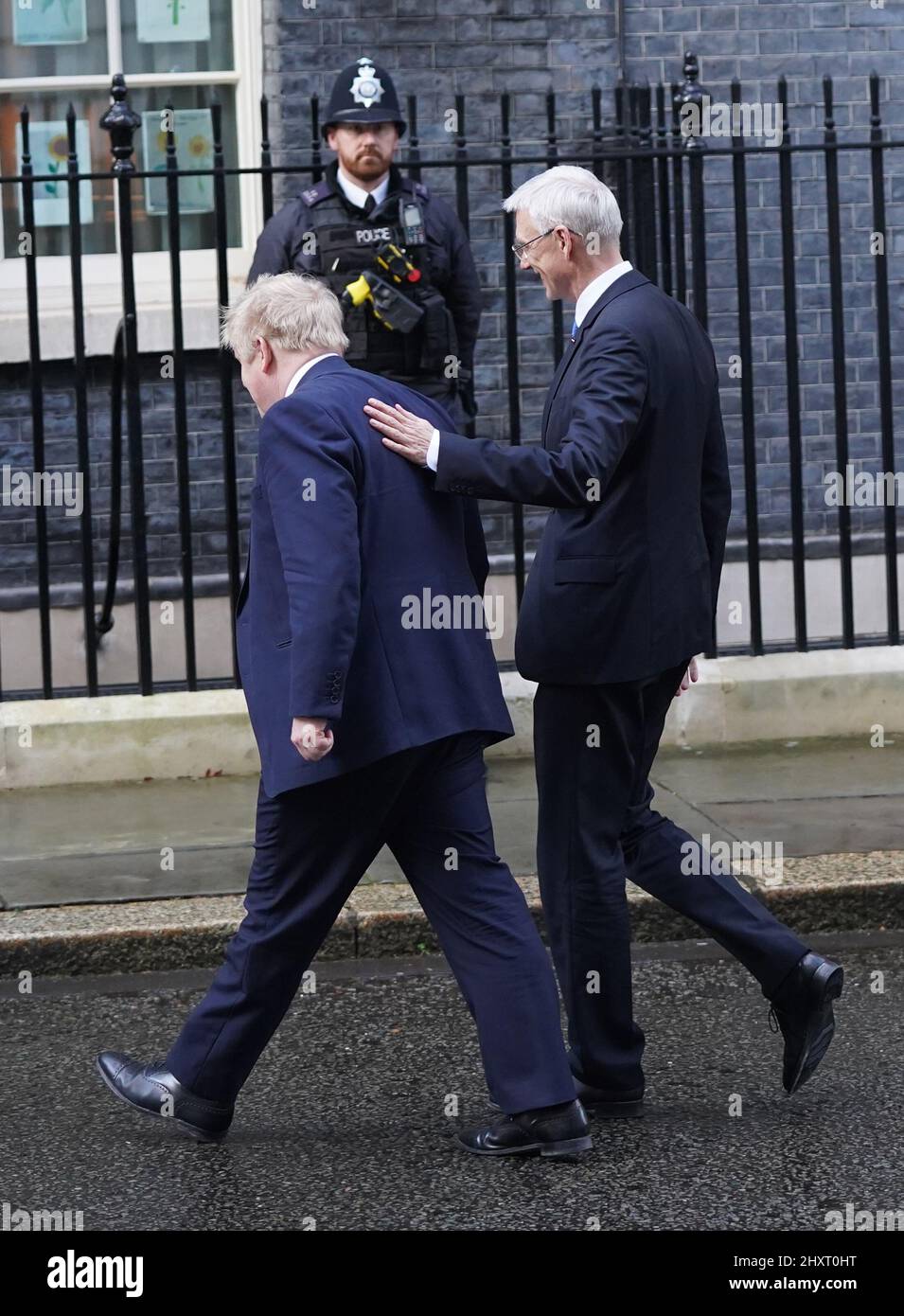 Premierminister Boris Johnson (links) geht im Vorfeld eines bilateralen Treffens mit dem lettischen Premierminister Arturs Krisjanis Karins in der Downing Street 10 in London zu Fuß. Bilddatum: Montag, 14. März 2022. Stockfoto