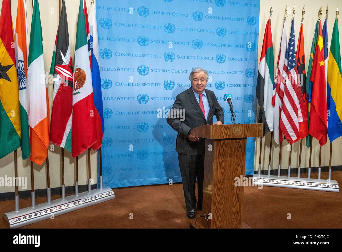New York, USA. 14. März 2022. Der Generalsekretär der Vereinten Nationen, Antonio Guterres, spricht nach einer Sitzung des UN-Sicherheitsrates im Hauptquartier der Vereinten Nationen in New York mit Reportern. Guterres sagte, dass es an der Zeit sei, den Horror zu stoppen, der über die Menschen in der Ukraine entfesselt wurde, und auf den Weg der Diplomatie und des Friedens zu gehen, und betonte auch, dass die Aussicht auf einen nuklearen Konflikt, der einst undenkbar war, jetzt wieder im Bereich des Möglichen liegt. Quelle: Enrique Shore/Alamy Live News Stockfoto