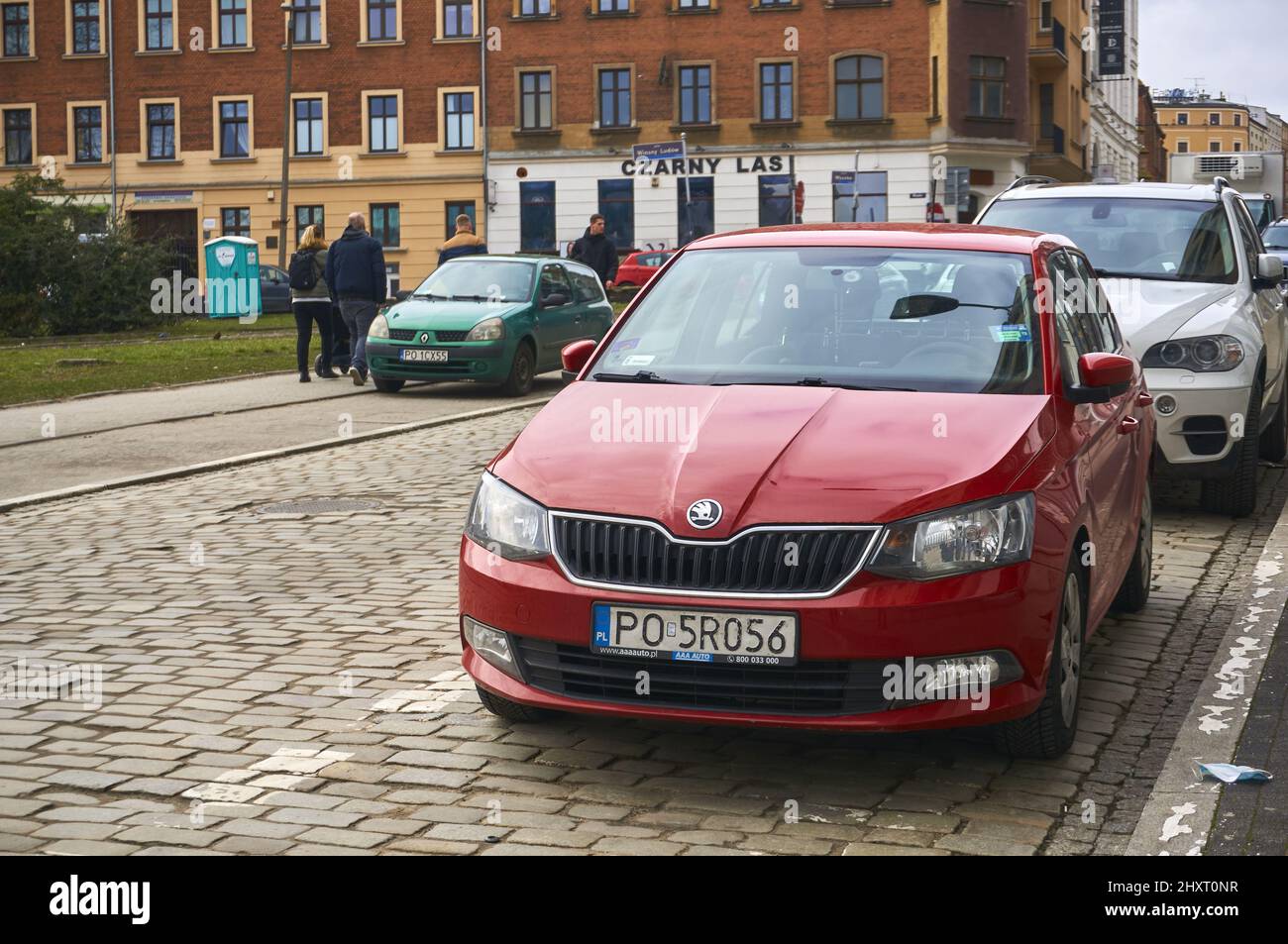 Geparktes rotes Skoda Auto auf einem Parkplatz im Stadtzentrum Stockfoto