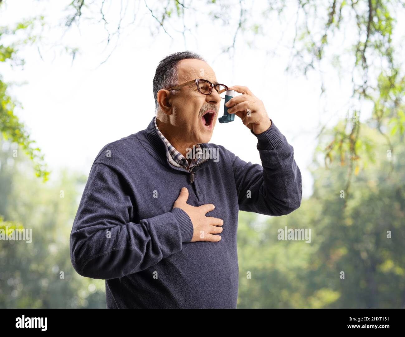 Reifer Mann mit einem Inhalator im Freien in einem Park Stockfoto