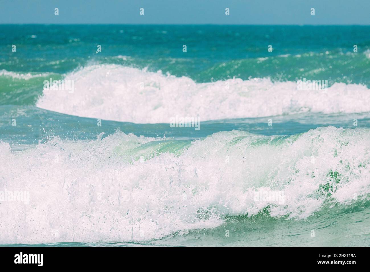 Atemberaubende Landschaftskulisse. Abstürzende Wellen. Meeresoberfläche mit schäumenden Wellen. Meeresoberfläche des Ozeans mit kleinen Wellen. Wasserwellen tauchen auf Stockfoto