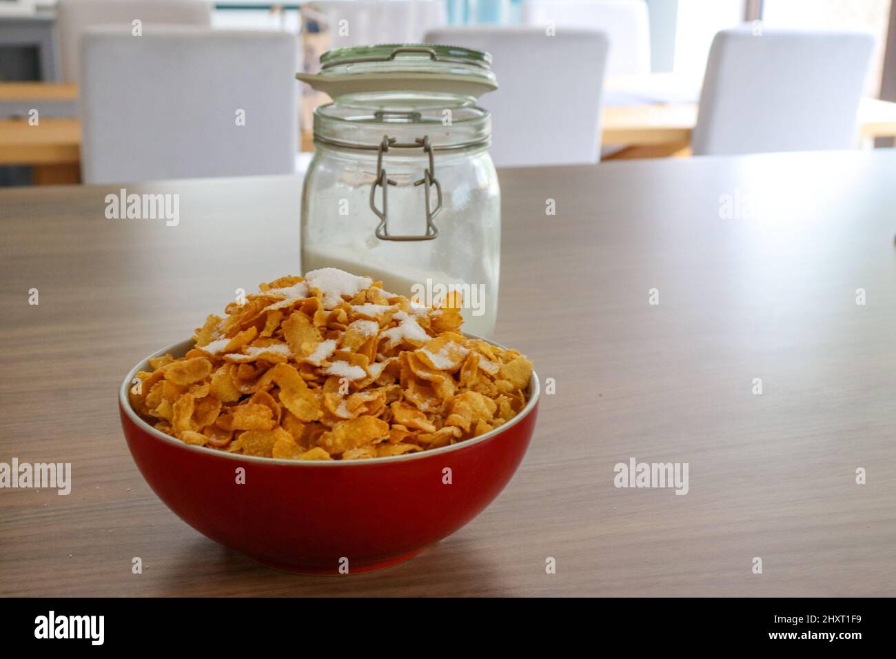 Schüssel Cornflakes mit weißem Zucker Stockfoto