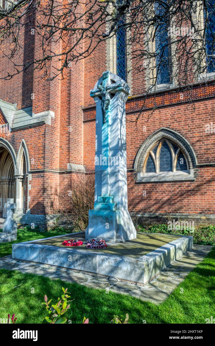 Das denkmalgeschützte Kriegsdenkmal vor der St. Luke's Church, Bromley in South London. Stockfoto