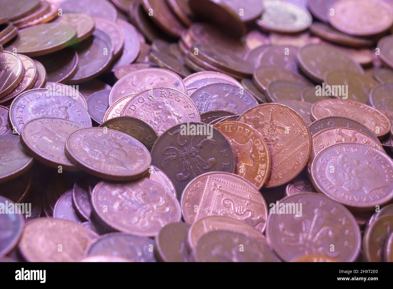 Nahaufnahme von 2p Münzen in einem Wechselspender Stockfoto