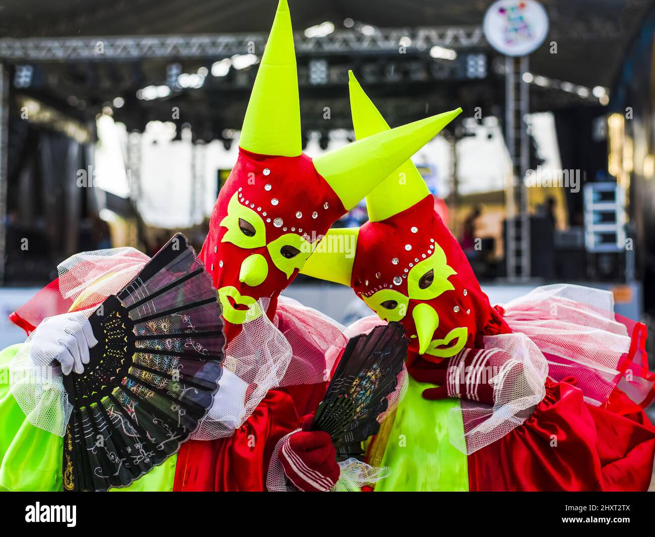 Nahaufnahme von Menschen mit Masken und Karnevalskostümen am Karneval von Maragojipe in Maragogipe, Brasilien Stockfoto