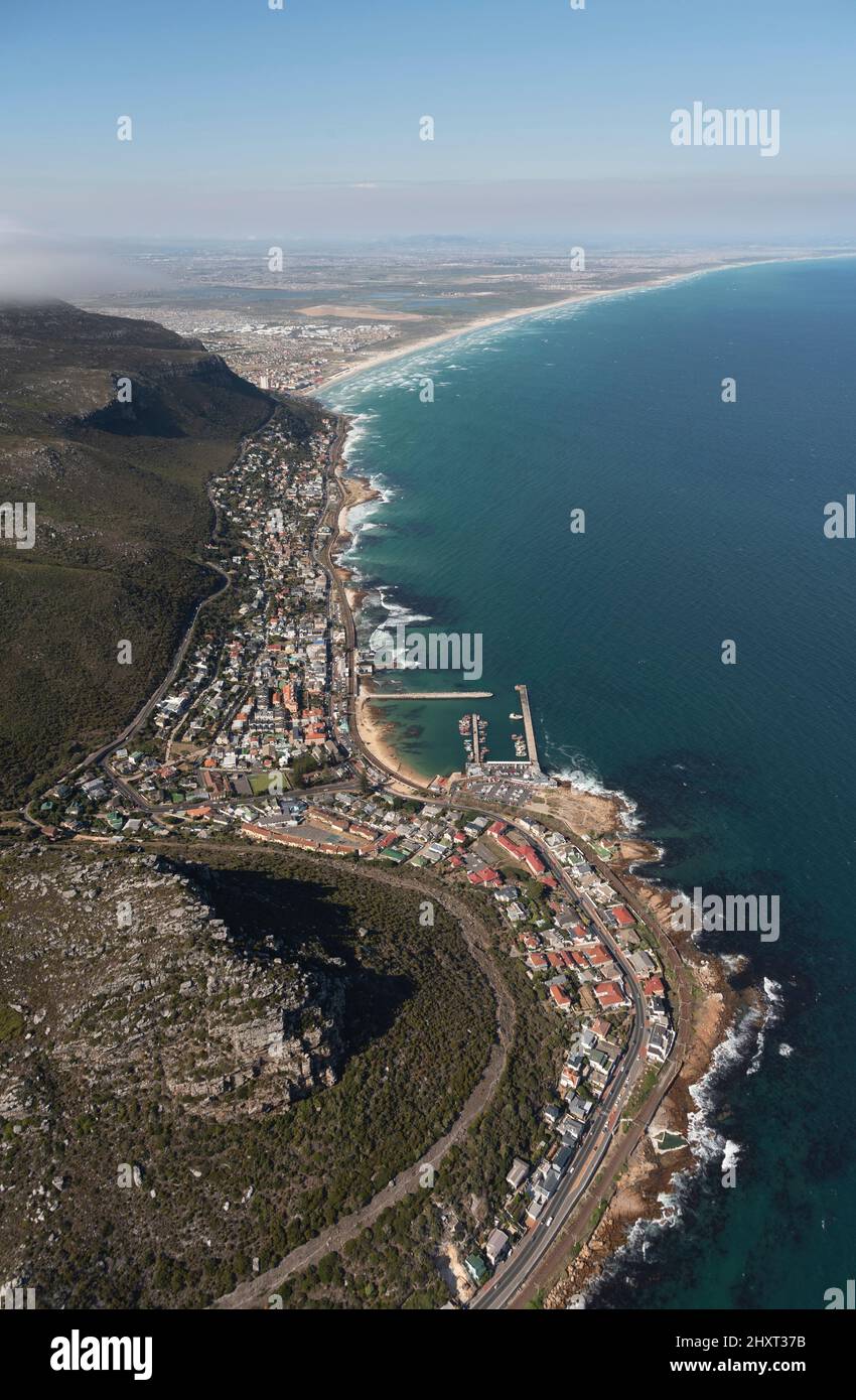 Kalk Bay, Kapstadt, Südafrika. 2022. Luftaufnahme des Fischerhafens und der Stadt an der Uferpromenade von Kalk Bay. Blick entlang der Küste Richtung Muizenberg Stockfoto