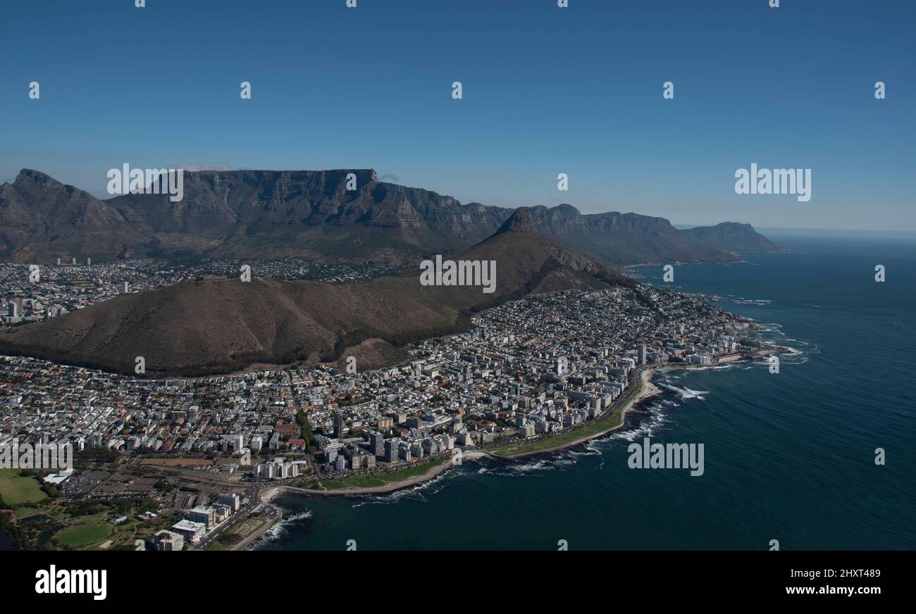 Kapstadt, Südafrika. 2022. Luftaufnahme der Küste von Sea Point und Bantry Bay. Tafelberg mit zwölf Aposteln und dem Löwenkopf. Stockfoto