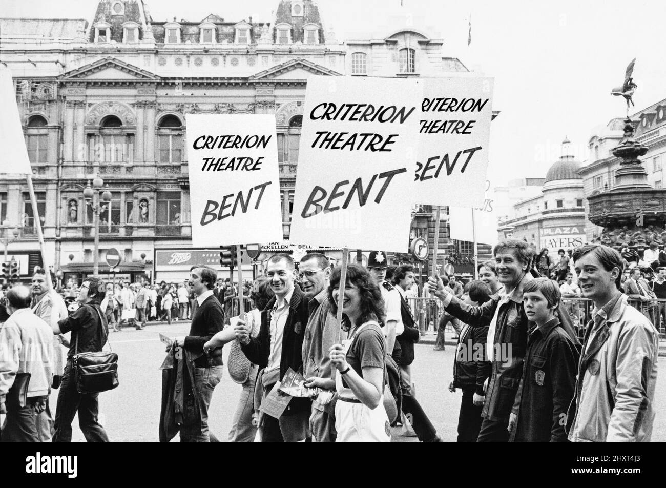 Mitte: Ian McKellen und Tom Bell mit den Schauspielern des Stücks BENT (im Hintergrund im Criterion Theatre zu sehen) marschieren mit Künstlern aus anderen West End-Produktionen, um gegen die Verhängung der Mehrwertsteuer auf Theaterkarten zu protestieren. Fotografiert im Piccadilly Circus, London W1 im Juli 1979. Stockfoto