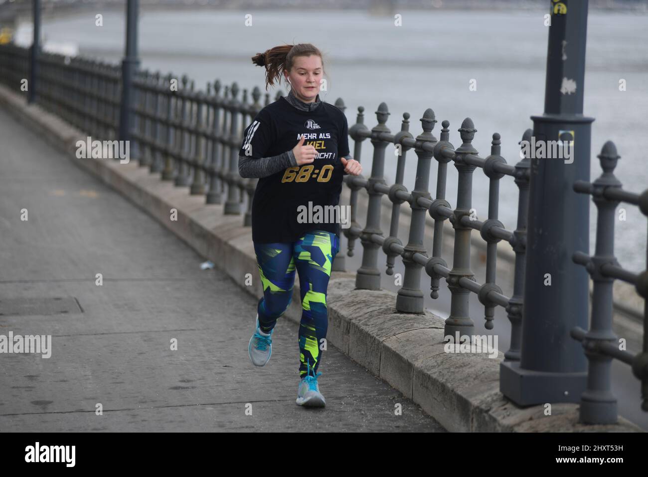 Frau, die im Winter am Donauufer läuft. Budapest. Ungarn Stockfoto