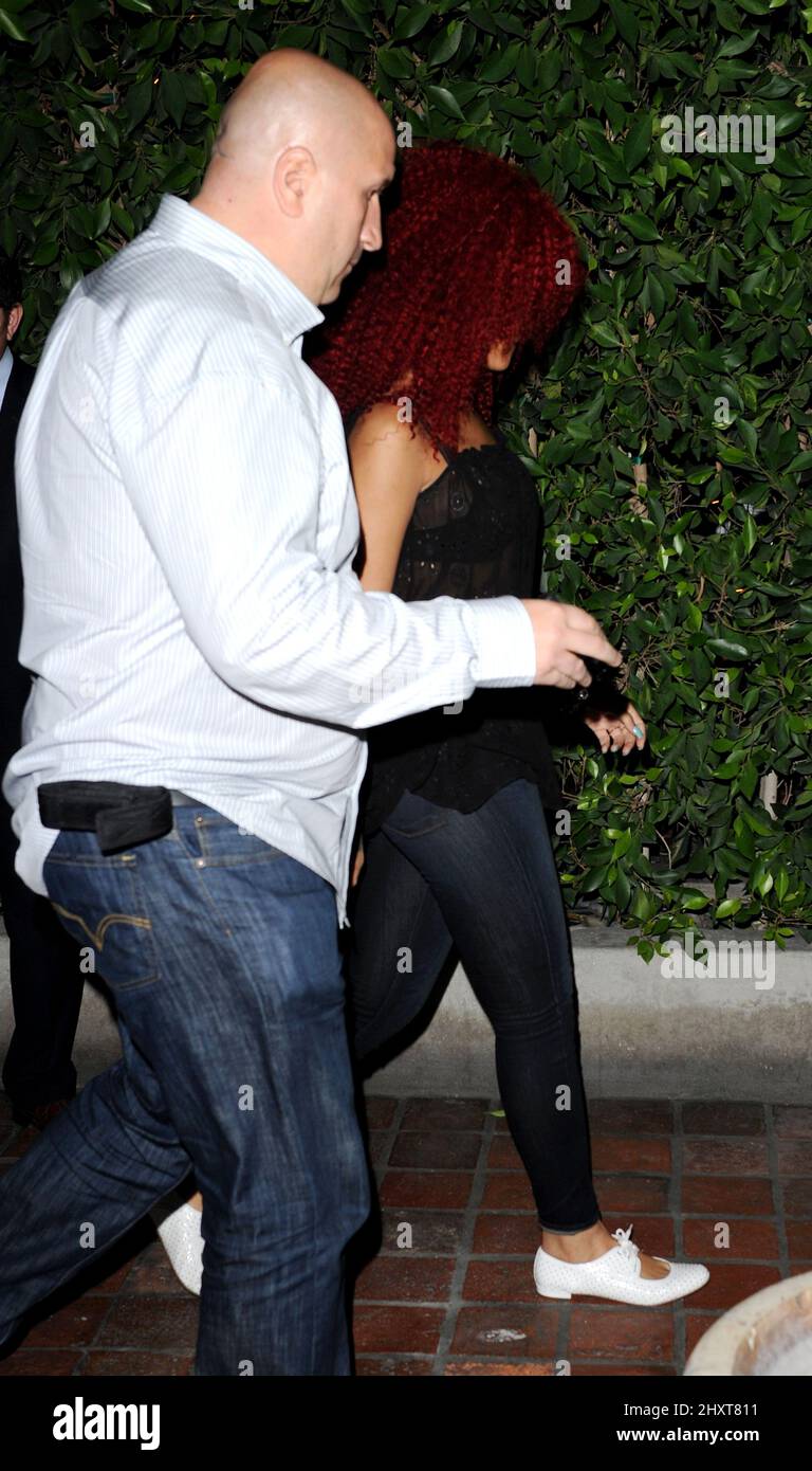 Rihanna hat gesehen, wie sie vor DEM Restaurant in Los Angeles verläßt. Stockfoto