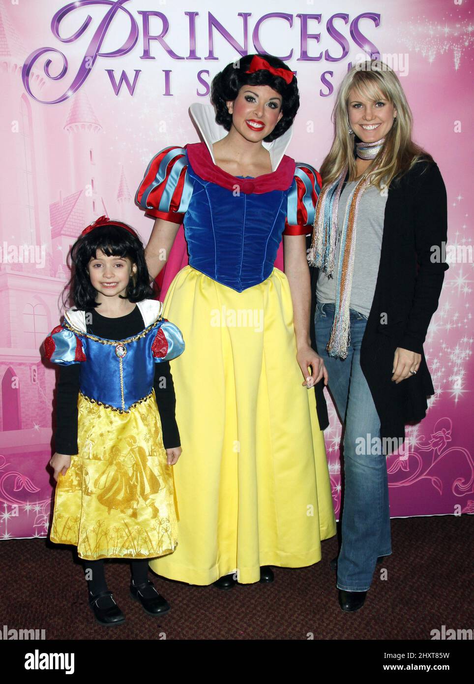 Terri Conn und Tochter Julia während der Disney on Ice 'Princess Wishes' Eröffnungsnacht im Madison Square Garden, New York Stockfoto