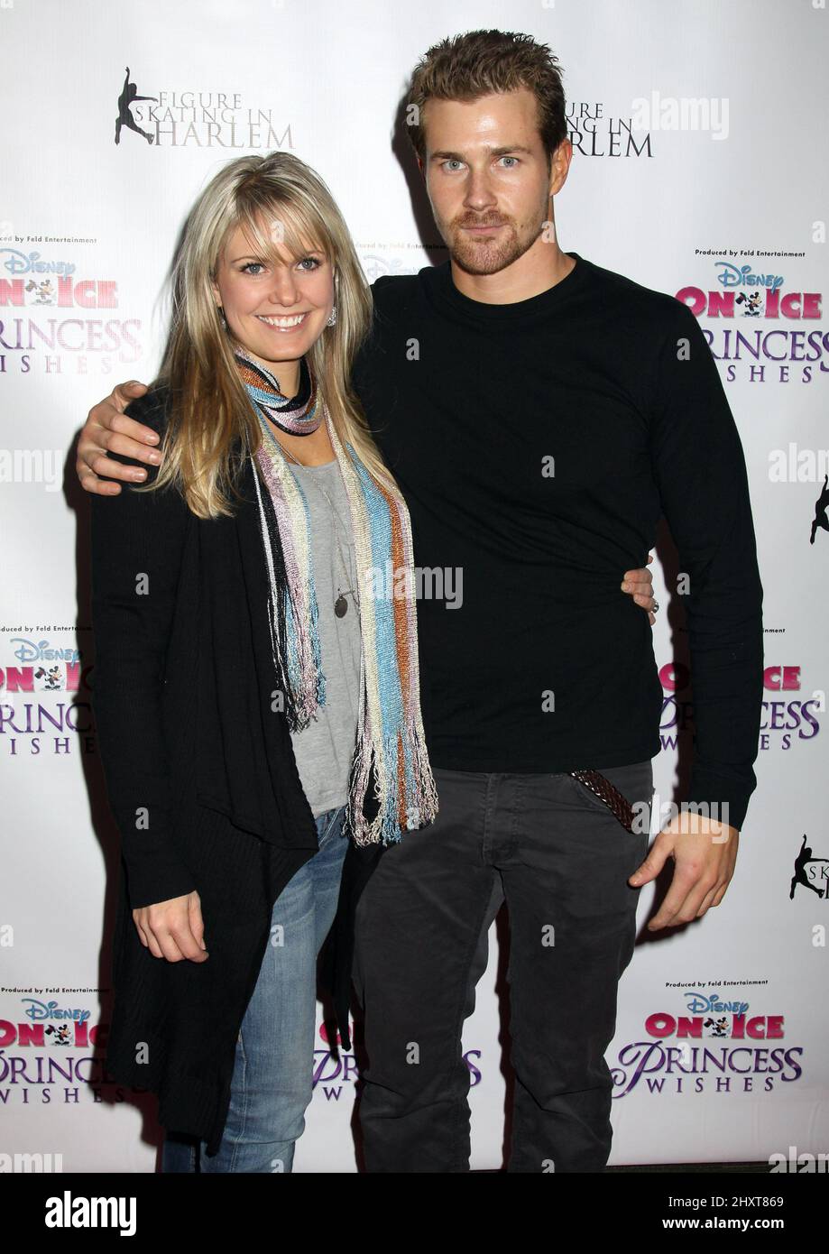 Terri Conn und Josh Kelly während der Disney on Ice „Princess Wishes“-Eröffnungsnacht im Madison Square Garden, New York Stockfoto