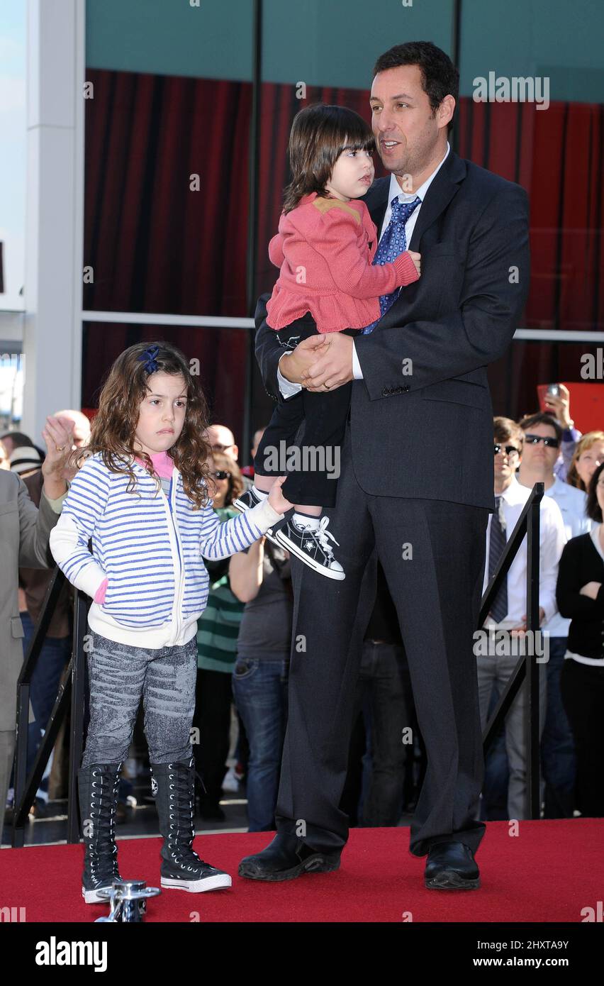 Adam Sandler mit den Töchtern Sadie Sandler und Sunny Sandler bei einer Zeremonie, bei der er auf dem Hollywood Walk of Fame mit einem Stern geehrt wurde. Stockfoto