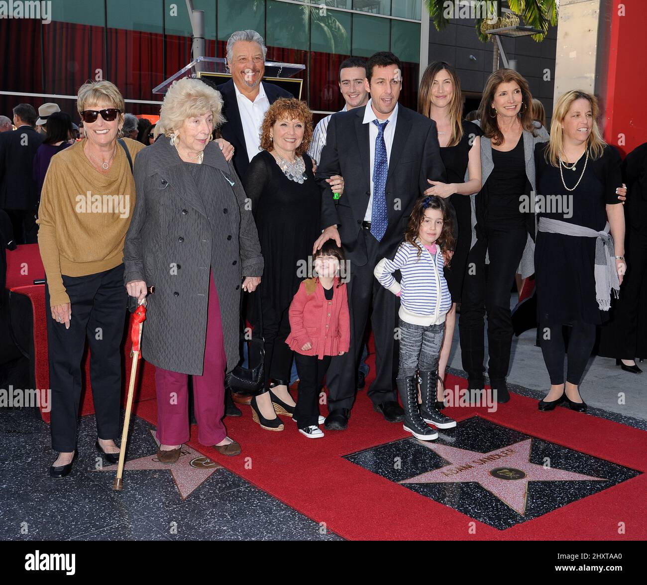 Adam Sandler, Jackie Sandler, Sadie Sandler und Sunny Sandler and Family bei einer Zeremonie, bei der er auf dem Hollywood Walk of Fame mit einem Star geehrt wurde. Stockfoto